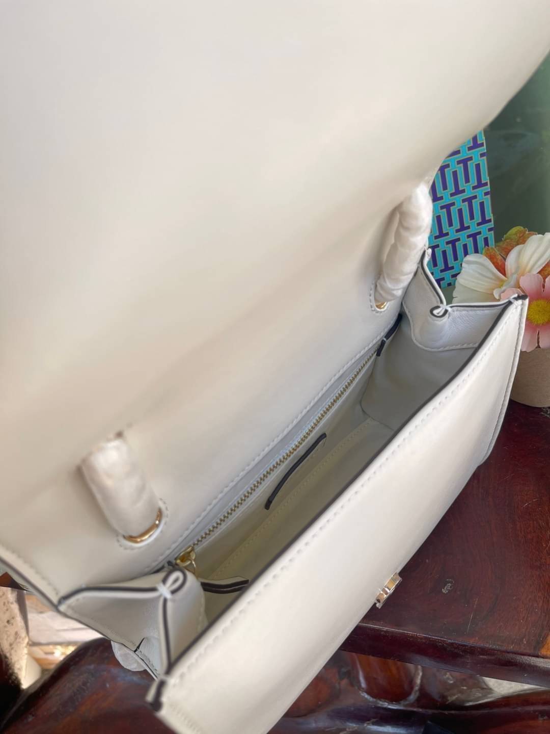 Tory Burch Savannah Convertible Shoulder Bag สาว ๆ ลุคสาวๆไม่ควรพลาด Collection นี้เลยนะคะ เป็นรุ่นที่ตอบโจทย์และครองใจสาว ๆ ได้อย่างแท้จริง เนื่องจากมีดีไซน์เรียบหรู โดยทางแบรนด์ได้ใช้เทคนิคการเย็บบนหนังเป็นลายเส้น (Chevron) ทำให้กระเป๋าดูมีราคามากยิ่งขึ