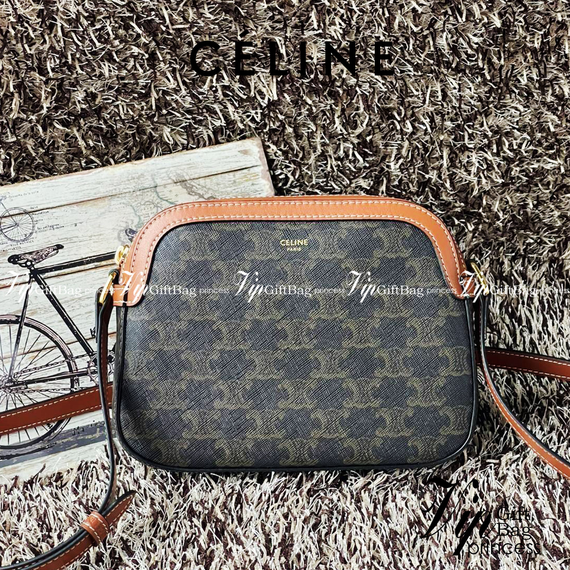 CELINE Triomphe Canvas Small Camera กระเป๋าสะพายไหล่สุดเก๋ใบนี้ผลิตจากผ้าใบเคลือบอย่างดีพร้อมขอบหนังสีน้ำตาล มาพร้อมสายสะพายหนังปรับระดับได้พร้อมฮาร์ดแวร์สีทองและซิปด้านบน ภายในบุด้วยผ้าสีน้ำตาล ลวดลาย triomphe อันเป็นเอกลักษณ์ของแบรนด์ และเป็นกระเป๋าสะพา