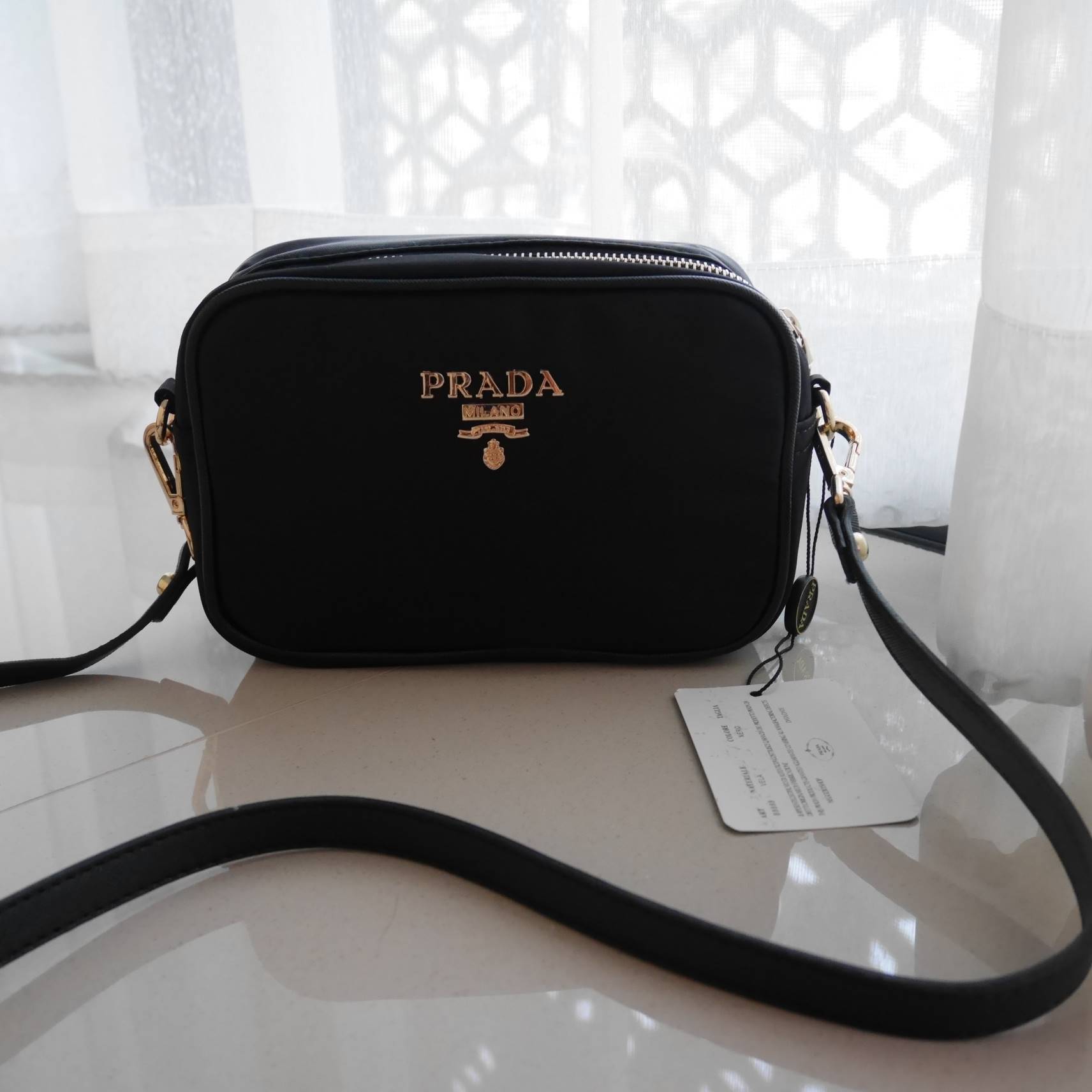 ล็อตใหม่ค้า กับทรงน่ารักในราคาน่ารัก mini crossbody งานพรีเมี่ยมกิ้ฟ จากเคาเตอร์ต่างประเทศ เป็น Best Seller อีกหนึ่งรุ่นเลย จากแบรนด์ PRADA เป็นทรงสี่เหลี่ยม กระเป๋าเป็นผ้า nylon ทั้งใบ เลิศมาก สามารถสะพายเป็น shoulder bag ได้เลย ขนาดกำลังดีค่ะ ใส่ของจุกจ