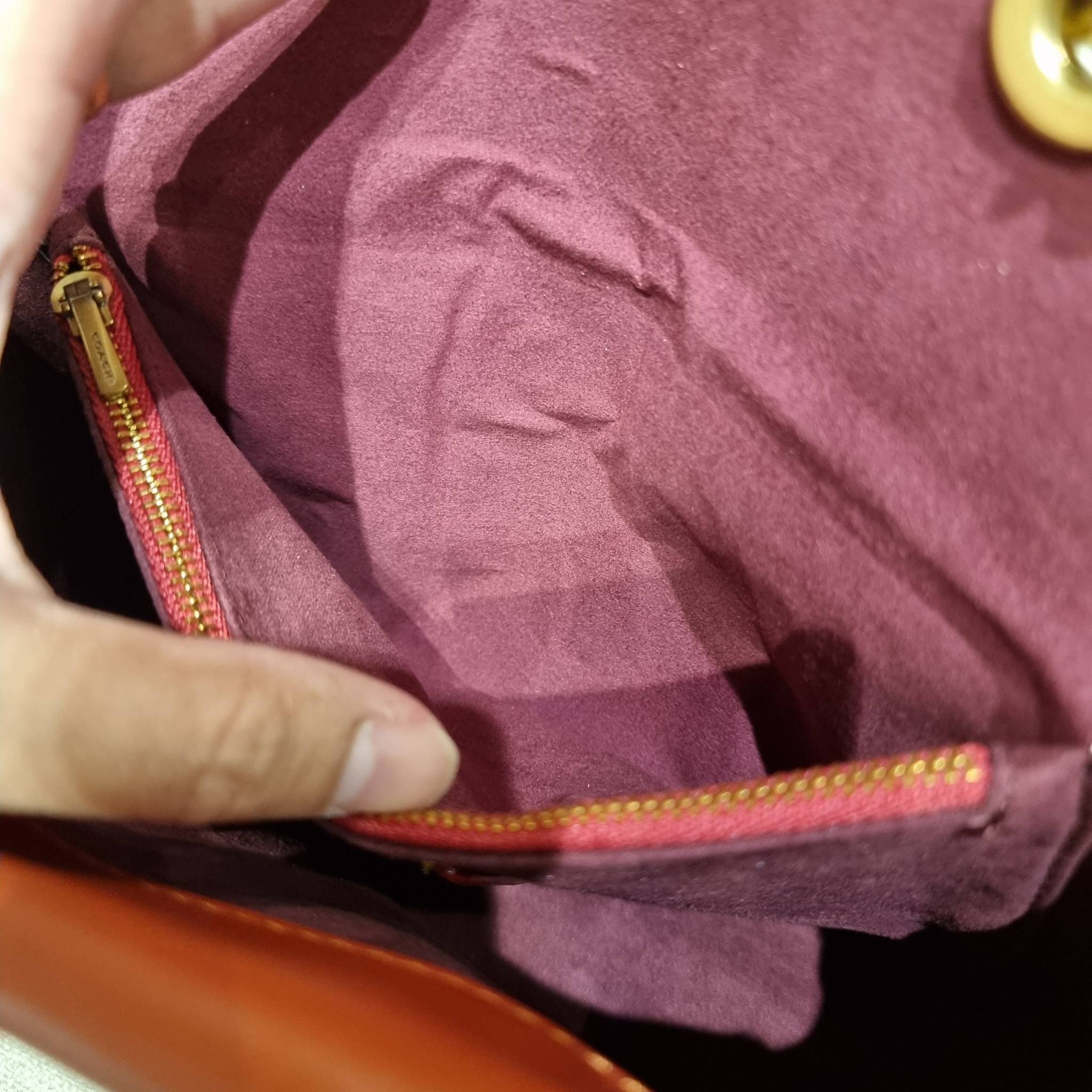 COACH C0827 MADISON SHOULDER BAG IN SIGNATURE CANVAS กระเป๋าสะพายข้าง รุ่นยอดฮิต ไซส์ใหญ่จุใจ ดีไซน์สวย โดดเด่นด้วยตัวล็อครูปดอกไม้ ตกแต่งตัดกันกับลายซีอย่างลงตัว วัสดุหนังแท้สลับหนังแคนวาสเคลือบลาย ภายในแบ่งสัดส่วนให้อย่างดี มาพร้อมสายสะพายในตัว ปรับใช้ไ