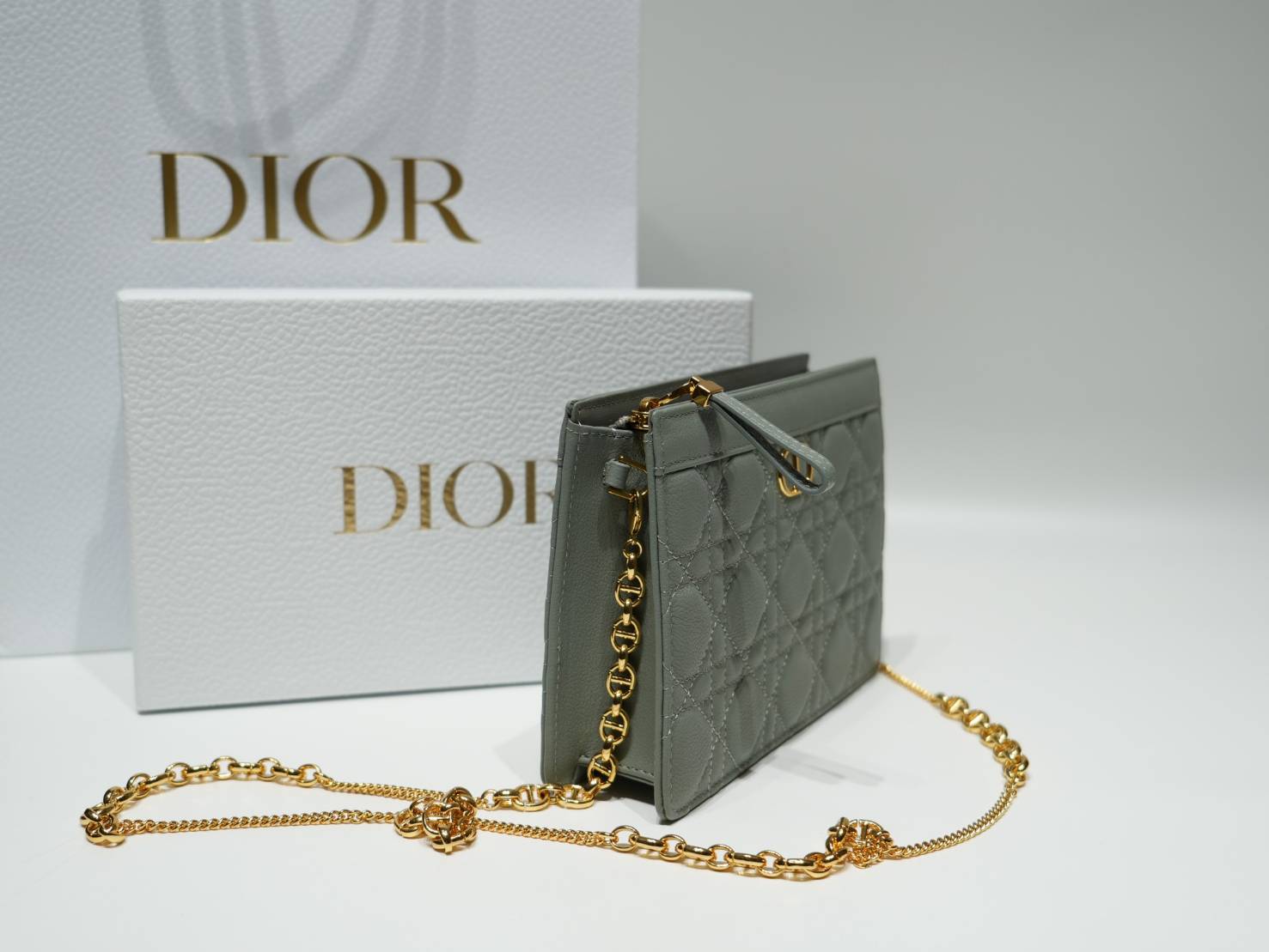 Caro Every Dior Pouch / Dior Clutch Bag Cloud Supple Cannage Leather กระเป๋าทรงคลัชพอช หนังแท้ ทรงเสนห์ผสมผสานดีไซน์ทันสมัยและใช้งานง่ายได้จริงหลายโอกาส เกรดท็อปออริ เทียบแท้ 1:1 ใช้งานต่างประเทศ