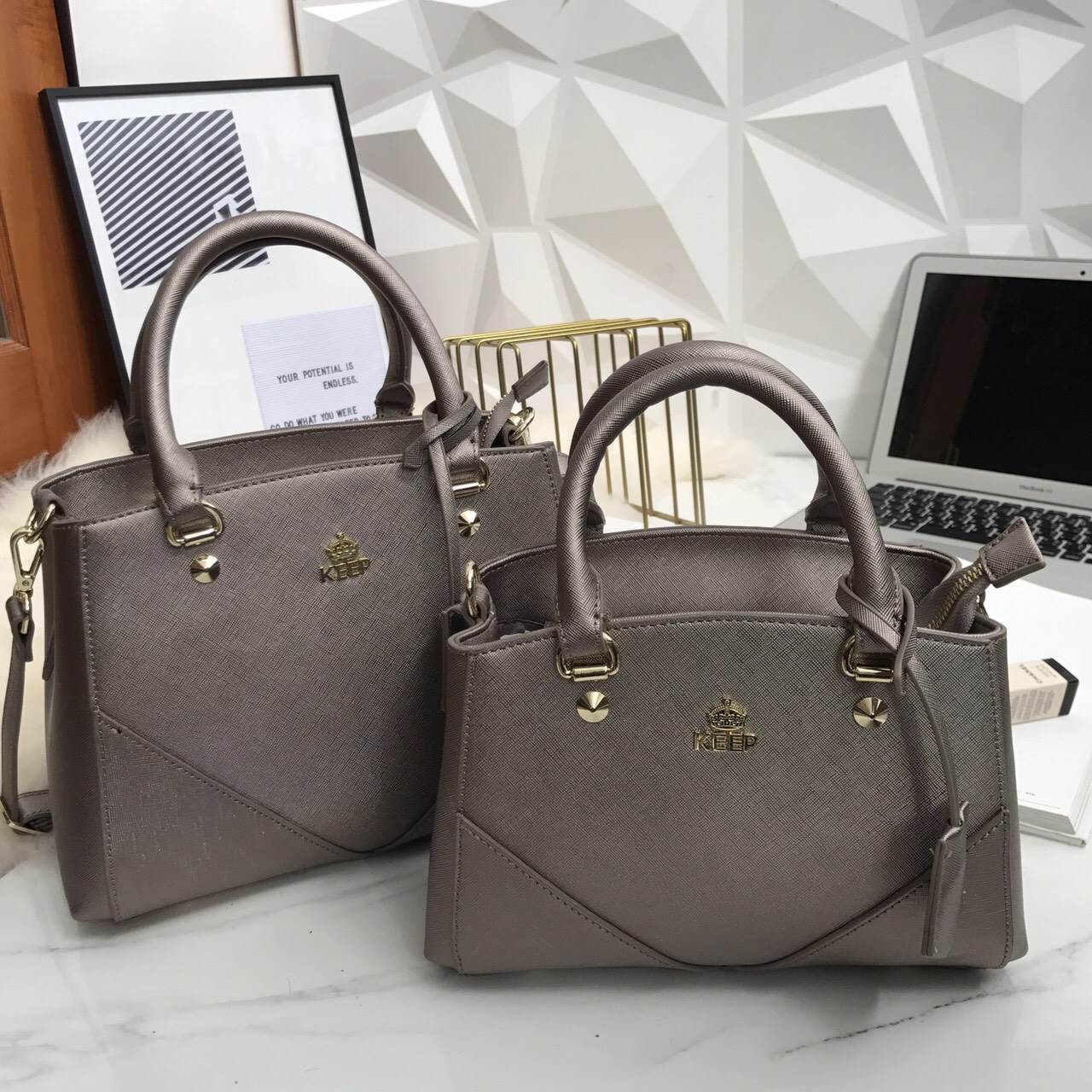 รุ่นขายดีที่สุด 👍 จากแบรนด์ KEEP รุ่น Elegance รอบนี้เข้ามา 2 size ให้เลือกเลยค่า **จุดเด่นที่ >หนังคุณภาพ ลายหนัง saffiano > ถือสะพายเข้าง่ายกับทุกชุด >ทรงสวยมากคะ ขนากกระเป๋ากำลังดีคะ ใส่ กปต ยาว มือถือได้ทุกรุ่น > มีช่องย่อยแบ่งเก็บ