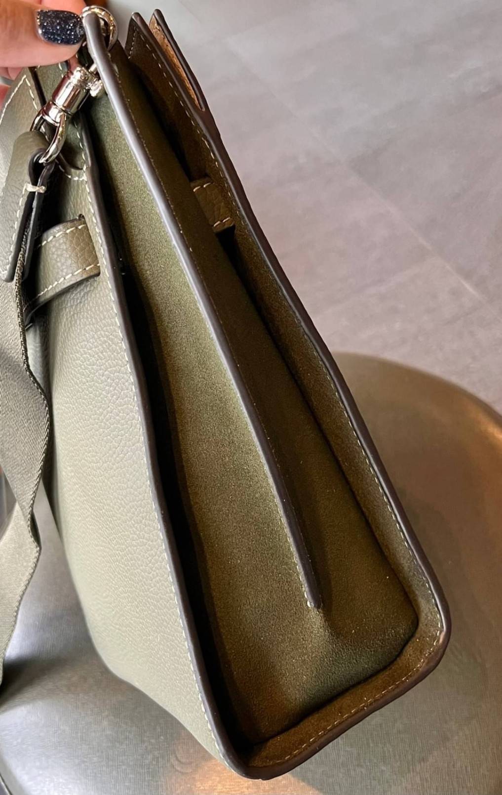 Large TORY BURCH LEE RADZIWILL PEBBIED BAG ((139014)) เป็นรุ่นที่สวย หรู น่าใช้มากๆค่ะ! ลุคหรูดูดีมากๆ กับกระเป๋าสะพายข้างจากTB ใบใหญ่