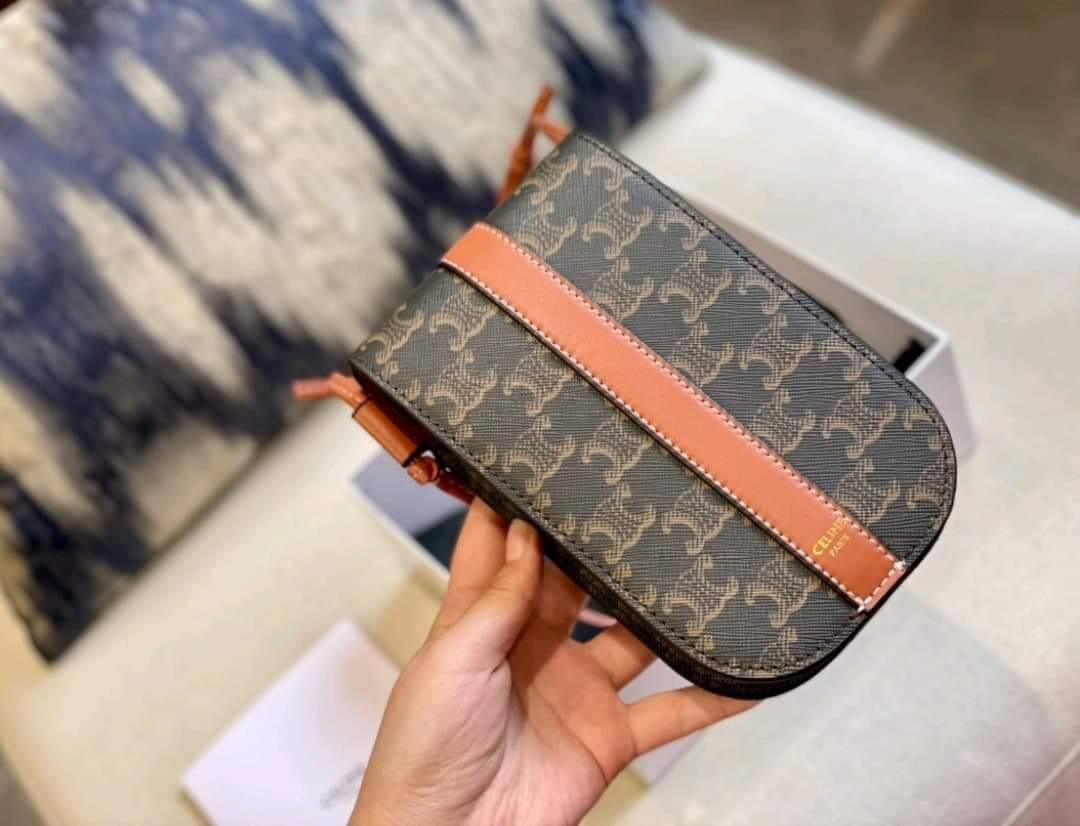 Celine Phone Pouch in Triomphe Canvas and Calfskin Tan / Celine phone bag กระเป๋าใส่โทรศัพท์เรียบหรู ด้วยลวดลาย Triompe ที่แสดงถึงความเป็นเอกลักษณ์ของแบรนด์ ช่องหลักที่มีความกว้าง สามารถใส่โทรศัพท์มือถือ ธนบัตร บัตรต่าง ๆ และของจุกจิกชิ้นเล็ก ๆ ได้แบบจุใจ