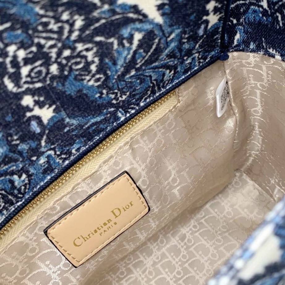 DIOR WOMEN MEDIUM LADY D-LITE BAG VIP GIFT WITH PURCHASE (GWP) พรีเมี่ยมกิ้ฟ Limited Edition จาก DIOR DUTYFREE COUNTER วัสดุหนังแท้ Calfskin หุ้มด้วยผ้า Cannage อีกชั้นและปักลวดลาย 'Dior Palm' กระเป๋า Lady D-Lite ผสมผสานความสง่างามและคลาสสิกที่เ