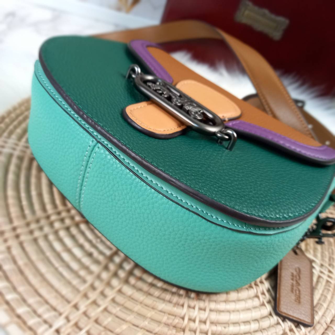 OUTLET 】COACH JADE SADDLE BAG IN COLORBLOCK (COACH 91084) สวยพิฆาตมาก สยบทุกสายตา 🌺 พร้อมส่งความสวยก่อนใคร// กระเป๋าถือ สะพาย มีสายสะพายยาว ถอดและเลื่อนปรับระดับได้ //วัสดุหนังแท้เต็มใบ หนังคุณภาพ ขึ้นทรงสวยมากๆ งานสวยคมกริบที่สุด //ฝาเปิดเป็นแบบฝ