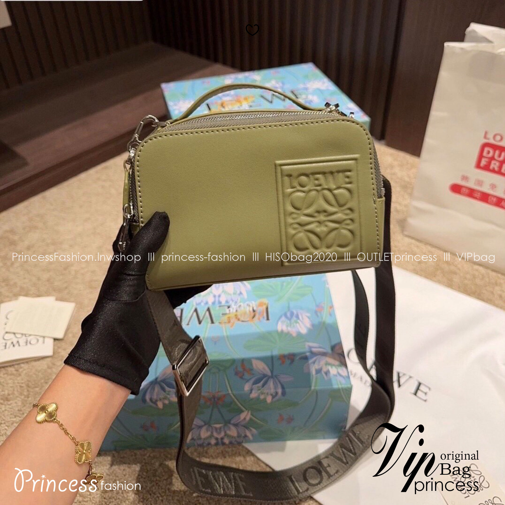 Loewe Mini Camera Crossbody Bag กระเป๋าสะพายทรงกล่อง เรียบหรูเป็นเอกลักษณ์ อย่างแท้จริง ปั้มโลโก้โดดเด่นสีเดียวกับพื้นหนัง ให้ความรู้สึกเรียบง่ายแต่แฝงความคลาสสิกในตัว