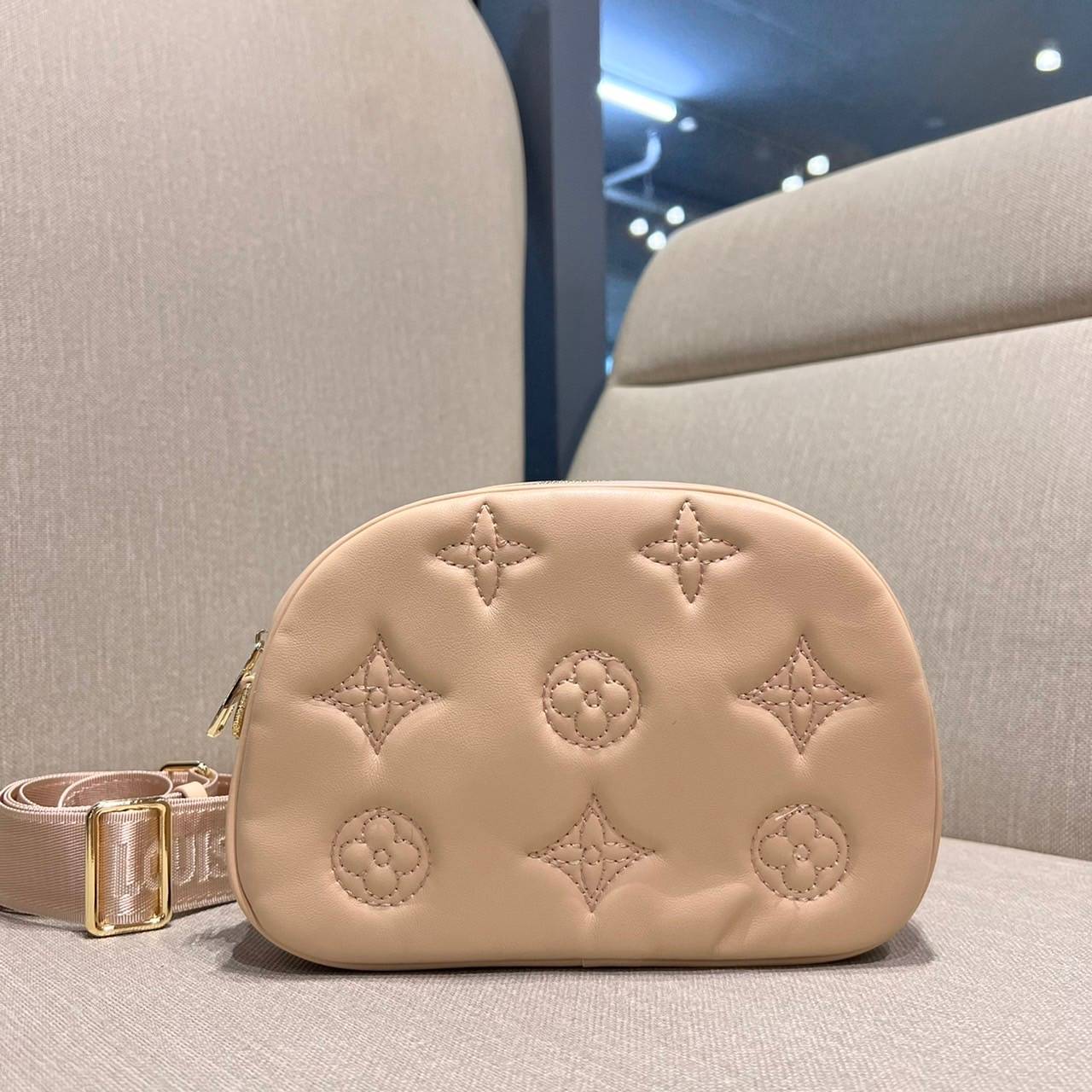 LV EXCLUSIVE VIP COSMETICS BAG ไอเท็มเอ็กซ์คลูซีฟ รุ่นหายาก กระเป๋าใส่เครื่องสำอางค์เอนกประสงค์ ที่นำมาประยุกต์ใช้เป็นกระเป๋าสะพายประจำวันได้ เพราะพิเศษมากแถมสายสะพายมาให้ วัสดุหนังลูกวัวฟอกสี นิ่มมาก เปิด-ปิดด้วยซิป ภายในโล่งกว้าง มีช่องแบ่งสัดส่วนให้ จั