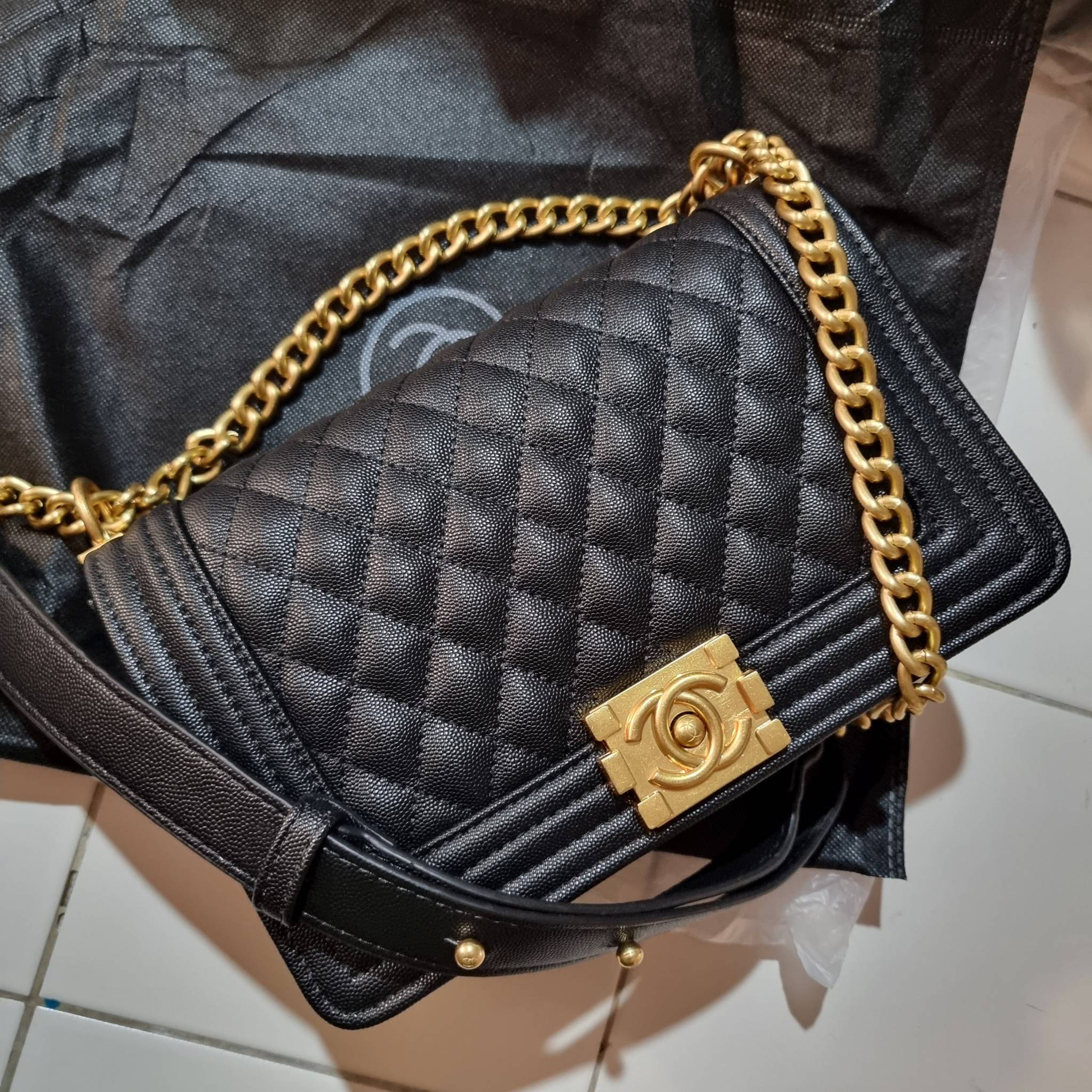 Chanel Boy 10" พร้อมส่งที่ไทย รุ่นสุดฮอต อะไหล่สีทองสุดหรู วัสดุหนังลายคาร์เวีย ทรงคลาสสิคที่สาวๆห้ามพลาด!! ในราคาสุดคุ้ม เปิด-ปิดกระเป๋าด้วยตัวล็อค ภายในโล่งกว้าง ไซส์ใหญ่ใส่ของได้เยอะ มีช่องแยกในกระเป๋า มาพร้อมสายสะพายโซ่สลับหนังรองบ่า (ถอดได้-ปรับ