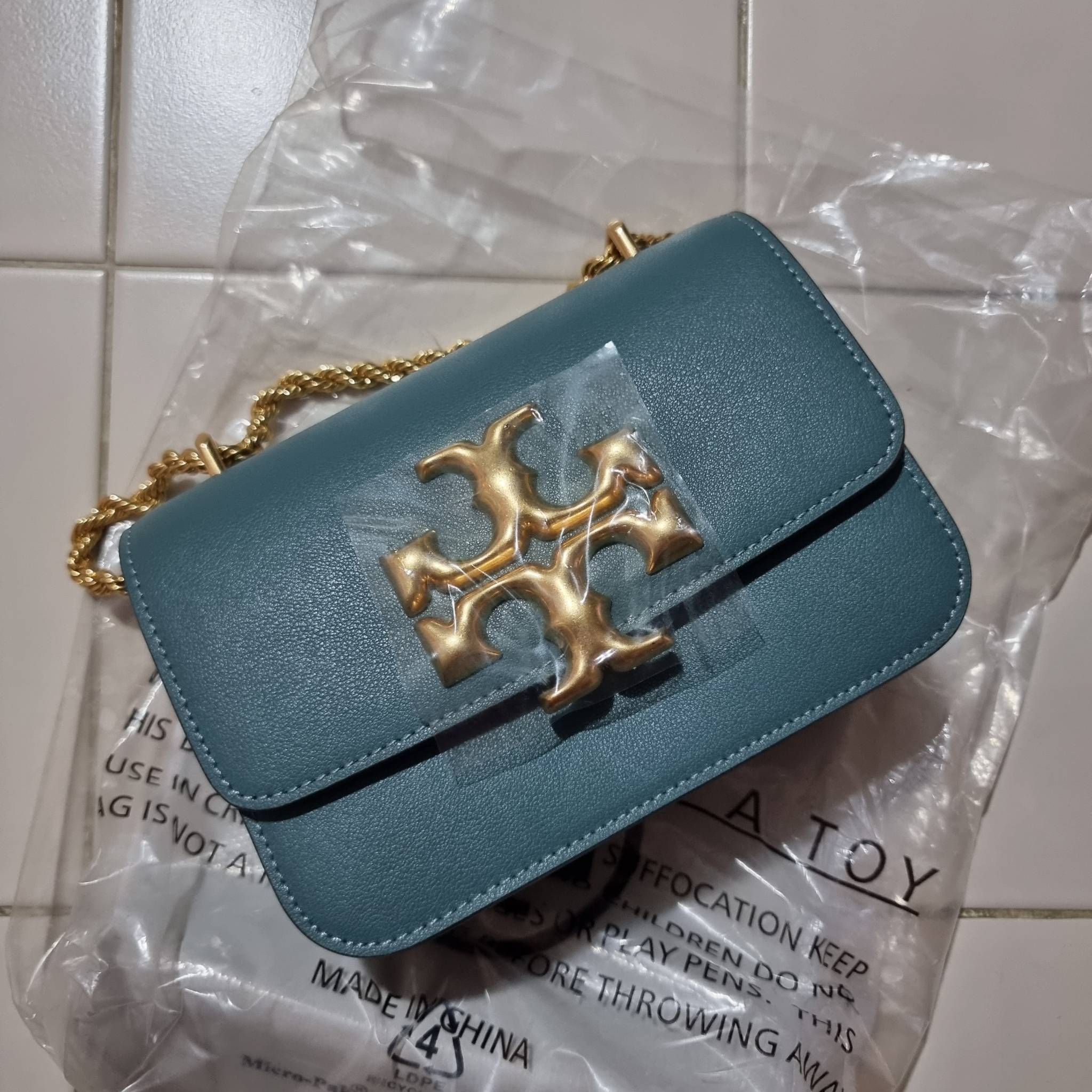 TORY BURCH ELEANOR TEXTURED SMALL CONVERTIBLE SHOULDER BAG สีใหม่!! ฮอตไอเท็ม รุ่นนี้ขายดีขายหมด สวยหรู คุณหนู ผู้ดี!! หายากมาก กระเป๋าสะพายข้าง ดีไซน์อยู่ทรง ขนาดกำลังสะดวกใช้สำหรับสาว วัสดุหนังแท้เต็มใบ ผิวมีเทกเจอร์ อัพเวลความหรู สีทูโทน เปิด-ปิดด้วยแถ