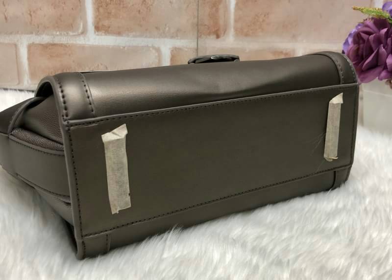 CHARLES & KEITH TRAPEZE BAG (หนังเรียบ) กระเป๋าถือหรือสะพายรุ่นยอดนิยมดีไซน์สวยหรู - วัสดุหนังลายคาร์เวียร์ สวยอยู่ทรง - ด้านข้างเเต่งช่องตัดดูมีดีเทล - ด้านหน้าสกรีนโลโก้ ด้านหลังมีช่องซิป - เปิดปิดด้วยซิปหัวซิปปั๊มโลโก้ หูจับเเข็งแรง พับลงได้