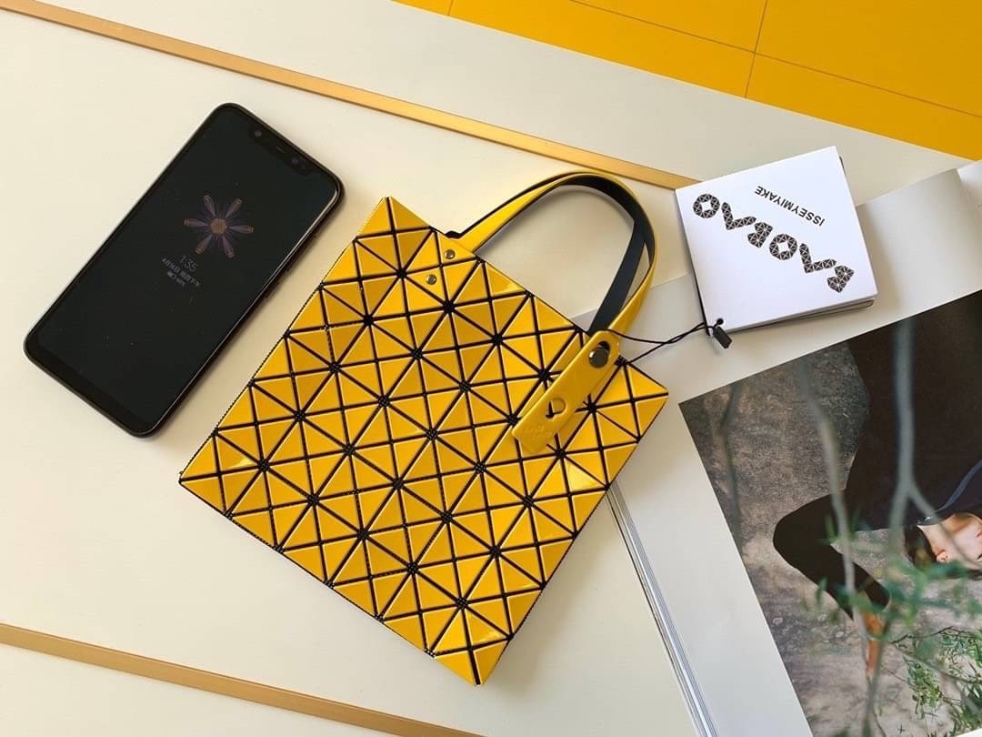 BAOBAO ISSEY MIYAKE 6x6 BLOCK TOTE BAG กระเป๋าถือทรง shopping โท้ท ลายตาราง บล็อคสี่เหลี่ยมสามเหลี่ยม ภาพสินค้าถ่ายจากงานขายจริง ใช้งานต่างประเทศได้ค่ะ