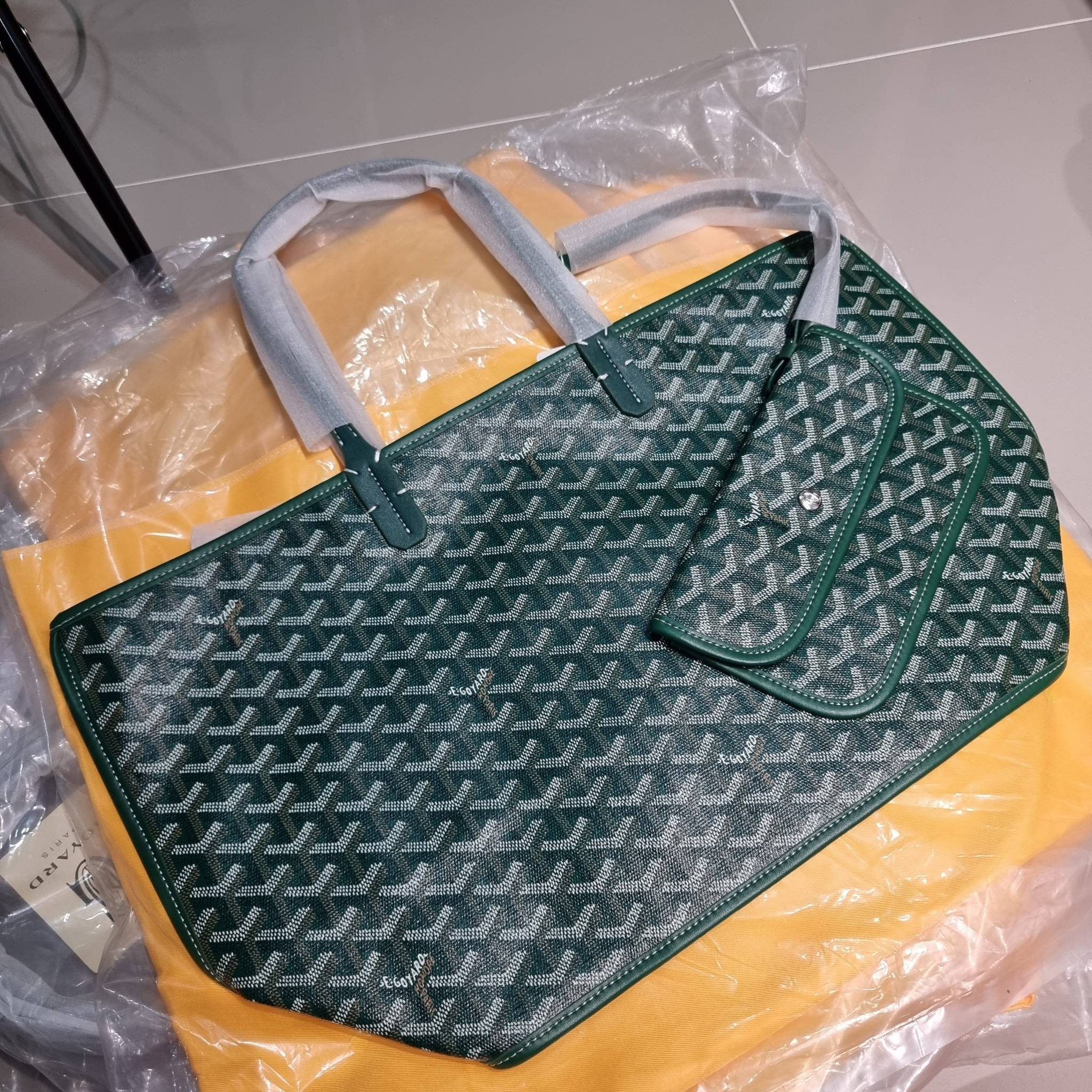 GOYARD ANJOU REVERSIBLE TOTE ฮอตไอเท็ม กับกระเป๋าสะพายทรงโท้ท ใบใหญ่จุใจ!! มาครบสีขายดี เลิศทุกสี รูปทรงคลาสสิค ดีไซน์เป็นเอกลักษณ์ ใช้งานได้หลากหลาย สามารถกลับด้านใช้ได้แบบไม่มีเบื่อ วัสดุหนังแคนวาสพิมพ์ลายสวยคม ภายในโล่งกว้างมาก