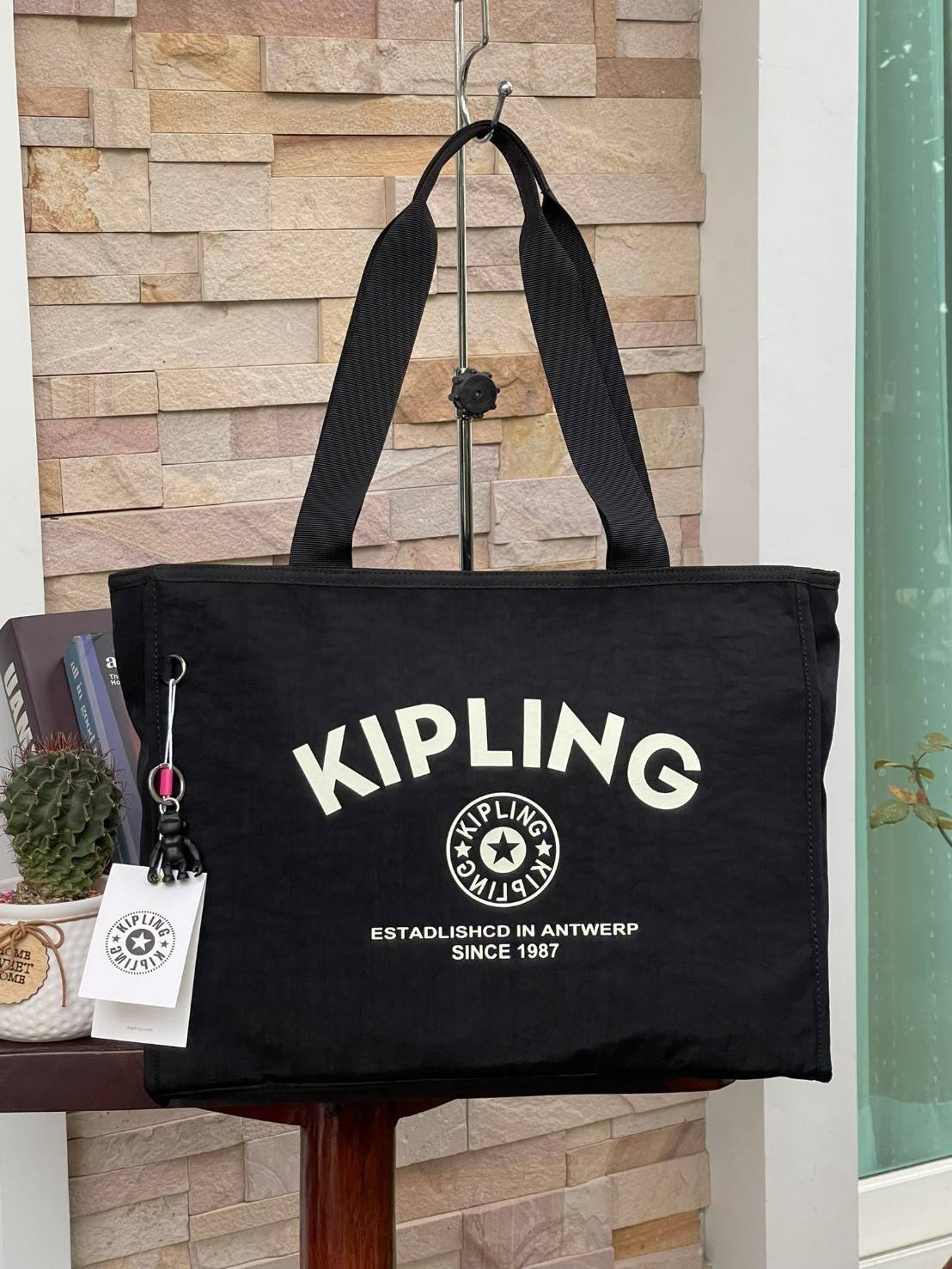 Kipling Stacey Tote Bag(KI3101) คอลเลคชั่นใหม่ล่าสุดจากkipling เป็นกระเป๋าที่มีสายคล้องเอาไว้ใช้งานบริเวณไหล่ สามารถจัดเก็บสิ่งของได้ในจำนวนมาก รวมไปถึงตัวซิปที่มีความไหลลื่น ใช้งานง่ายไม่มีสะดุดในขณะเดียวกันตัวกระเป๋าเองก็มีน้ำหนักเบามาก ๆ พื้นฐานที่สามา