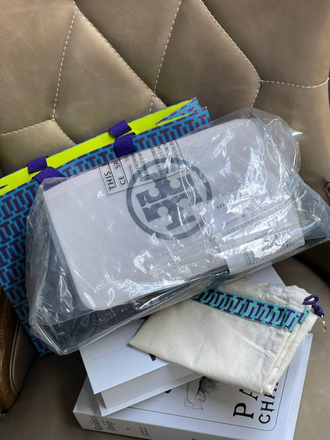 ของแท้ 💯% Tory burch Cleo Bag โดดเด่นด้วยรูปทรงที่เพรียว เรียบโก้ และเด่นชัด สื่อสารถึงบริบทของความร่วมสมัยได้อย่างลงตัว