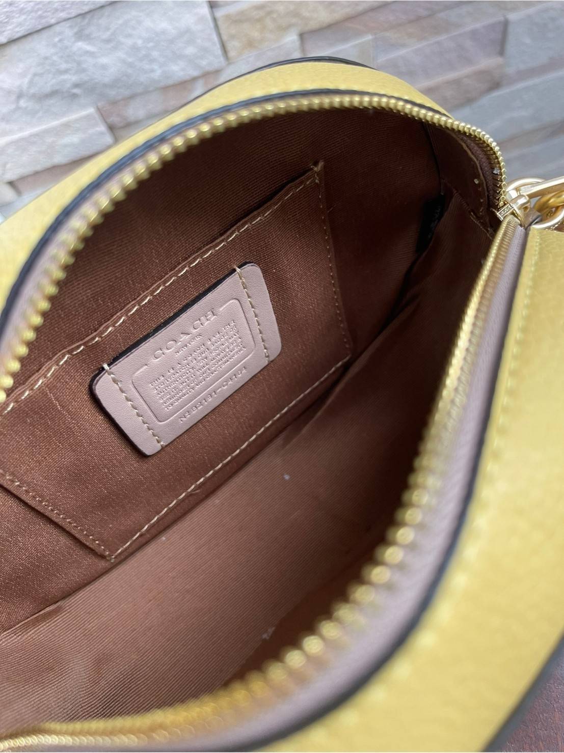 COACH CAMERA BAG IN COLORBLOCK WITH HORSE AND CARRIAGE (COACH C4164) กระเป๋าที่ดีไซน์ออกมาในทรงสะพายไหล่และทรง Camera คาดว่าเป็นรุ่นที่สาว ๆ เห็นแล้วจะต้องสะดุดตาเป็นพิเศษกับดีไซน์อันโดดเด่นที่ดูมีสไตล์ ไม่ว่าจะเป็นในวันสบาย ๆ หรือวันพิเศษก็สามารถนำไปมิกซ