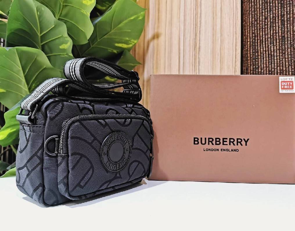 BURBERRY FRAGRANCES MONOGRAM CROSSBODY BAG VIP GIFT WITH PURCHASE (GWP) พรีเมี่ยมกิ๊ฟ Limited จากน้ำหอม BURBERRY 100% POLYAMIDE (Nylon & Canvas) ลาย Monogram น้ำหนักเบา มีโลโก้ด้านหน้าเปิดปิดด้วยซิปหัวซิปแบรนด์ ด้านหน้ามีช่องซิป ด้านหลังมีช่องใส่ของ ภายใน