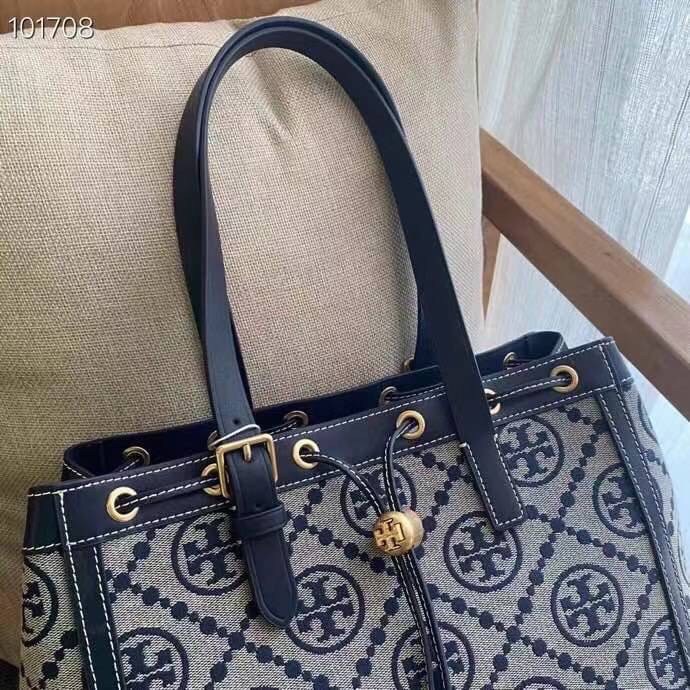 TORY BURCH FACTORY MONOGRAM JACQUARD TOTE BAG กระเป๋าถือหรือสะพายรุ่นล่าสุดดีไซน์ยอดนิยมจาก TORY BURCH FACTORY OUTLET วัสดุ Woven Jacquard & Leather ทอลาย Jacquard Singnature แบรนด์รอบใบสวยอยู่ทรงเป็นเอกลักษณ์ เปิดปิดแบบ Drawstring ขนาดใหญ่กำลังดี กว้างแล