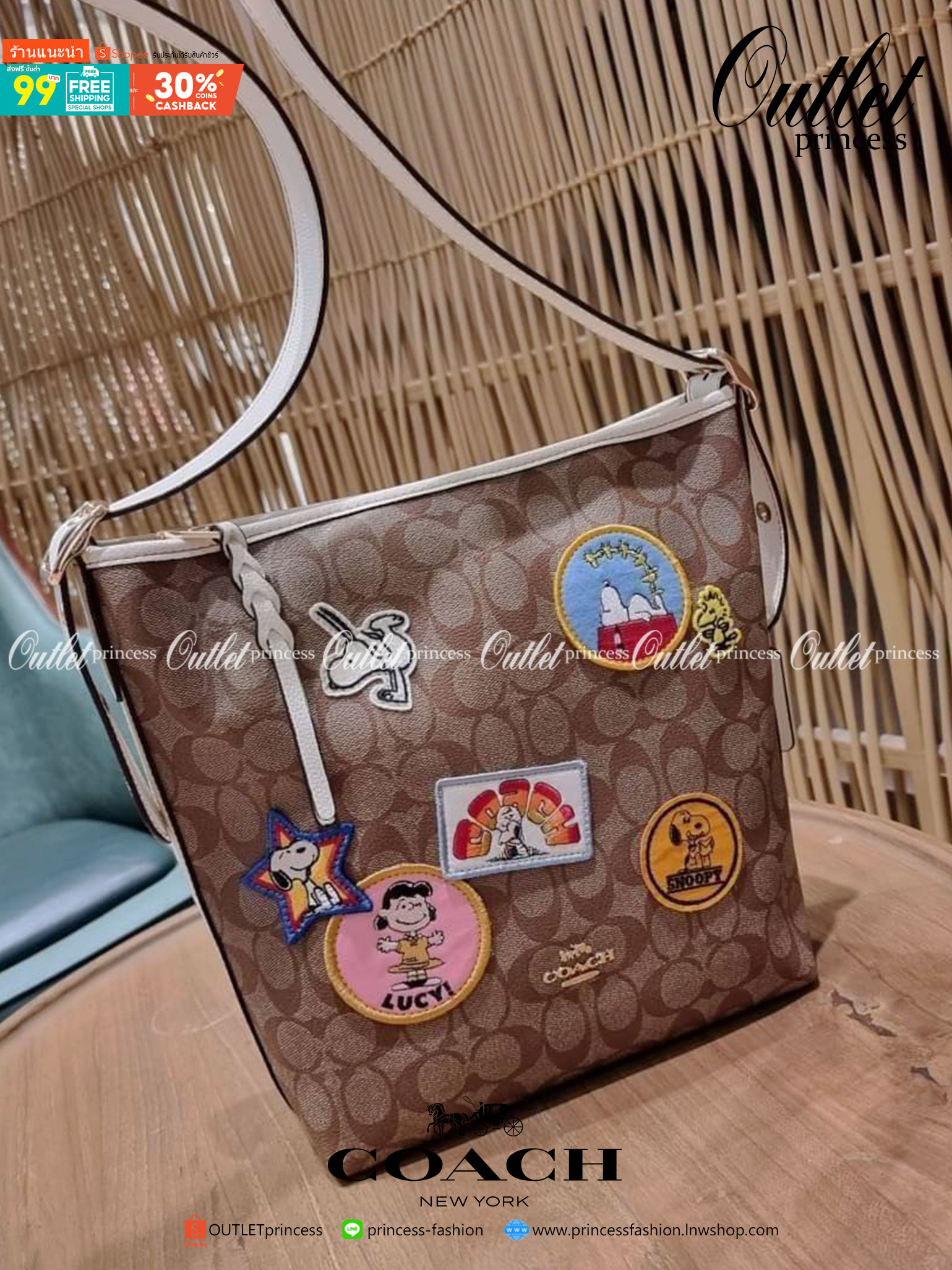 OUTLET 】COACH C4112 COACHxPEANUTS VAL DUFFLE IN SIGNATURE CANVAS WITH VARSITY PATCHES ใหม่ล่าสุด กระเป๋าทรงดัฟเฟิล ที่มาพร้อมเหล่าผองเพื่อนสนูปพี สวยมีเอกลักษณ์ ทรงกระเป๋าไม่ซ้ำใคร แถมยังใส่ของได้จุใจไปอีก วัสดุหนังแคนวาสคุณภาพดี ด้านหลังมีช่องซิป กระเป๋า