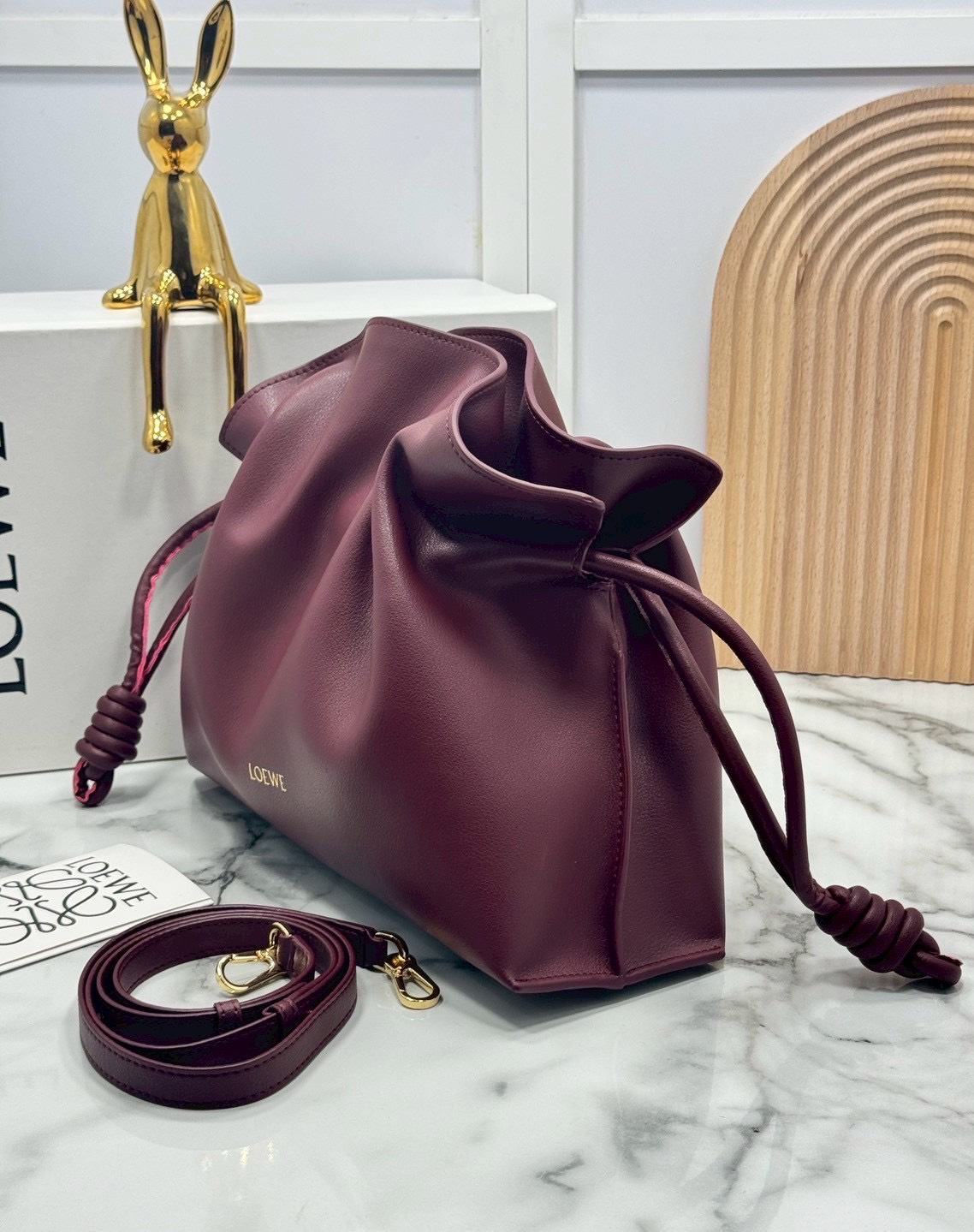 ORI หนังแท้ | Medium Loewe Flamenco clutch in nappa leather 30cm กระเป๋าสะพายทรงคลัชดีไซน์รูดเชือก เรียบหรูดูแพง เรียบง่ายใช้งานสะดวก หนังแนปป้าให้สัมผัสนุ่มสบายผิว มาพร้อมสายสะพายร้อยห่วงหรูหรา