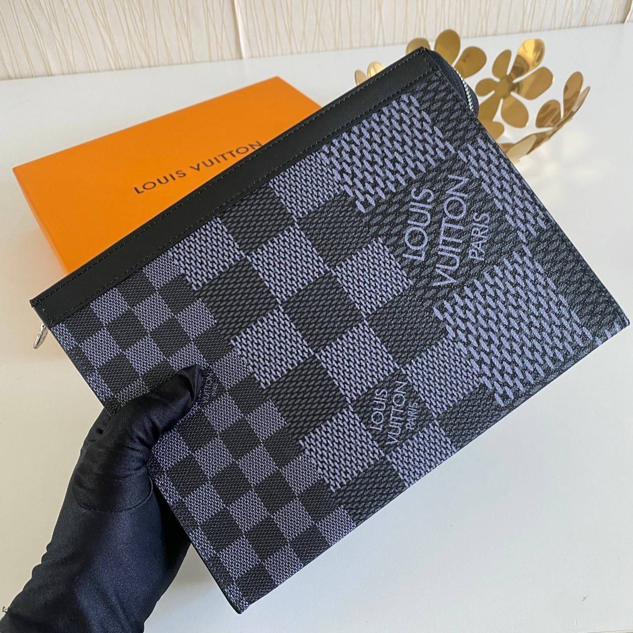 พรีเมี่ยมกิ๊ฟแท้ 100% 】พร้อมส่งที่ไทย!! ที่นี่ที่เดียว LOUIS VUITTO CLUTCH คลัช LV ขายดีตลอดกาล ไม่มีตกยุค ขนาก10” นิ้ว ใส่ของได้จุใจ หนังแท้ ด้านในมีช่องใส่บัตรได้เยอะ มาพร้อมกล่องอุปกรณ์ครบ