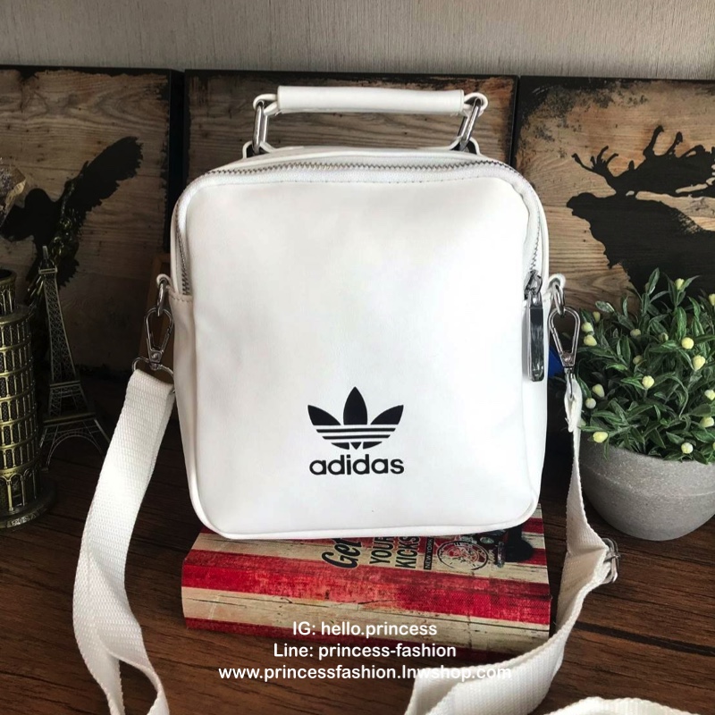 Adidas Mini Shoulder Bag and Backpack กระเป๋าแบบทรีเวย์ ที่สามารถถือเก๋ สะพายเท่ๆแบบเป้หรือสะพายข้าง มีช่องซิปเปิดได้ทั้งด้านหน้าและด้านหลัง เพื่อการใช้งานที่สะดวกสบาย วัสดุหนังpu หนังนิ่ม ถือสบายมือ มีหมุดรองฐานกันรอยสี่มุม ใบเดียวสามารถเปลี่ยนลุคช์ได้ด้