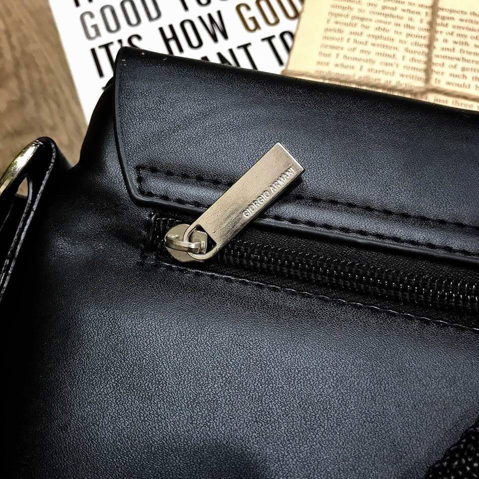 GIORGIO ARMANI CROSSBODY BAG Limited Edition จาก GIORGIO ARMANI JEANS เปิดปิดด้วยฝาปิดแม่เหล็กพร้อมซิปสะดวกใช้ ด้านหน้า ปั๊มโลโก้ และมีช่องใส่ของ ด้านหลังมีช่องซิป ขนาด กำลังดี น้ำหนักเบา กันน้ำ ใส่ ipad, กระเป๋าสตางค์ใบยาว, กล้อง, มือถือ และของใช้ได้เยอะ
