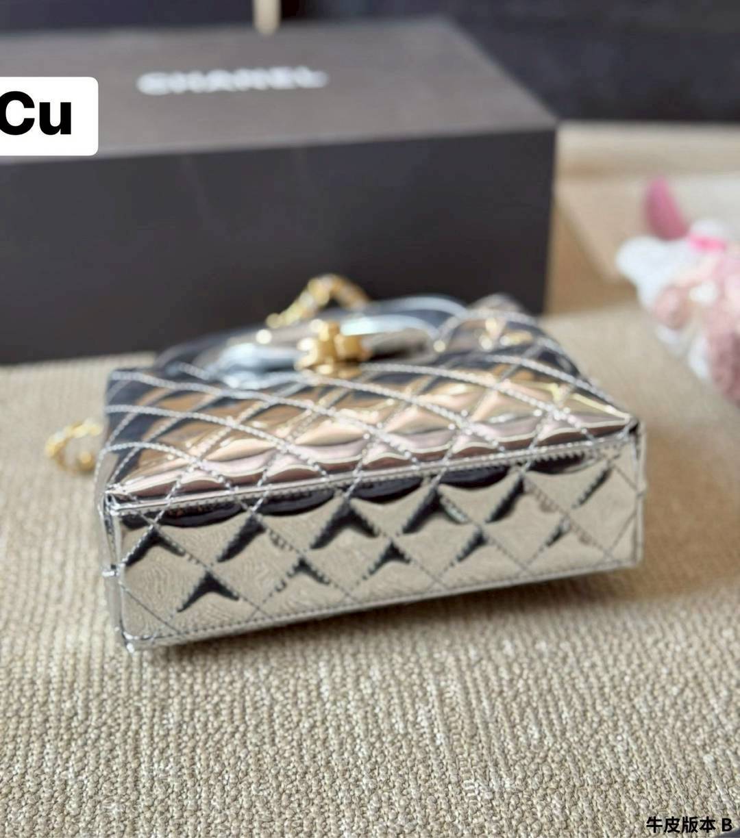 CHANEL 23K Kelly Mini Handbag Metallic Color กระเป๋าสะพายทรงสวยเรียบหรู สีใหม่เมทัลลิกเงางาม ผสมผสานดีไซน์วินเทจสง่างามทันสมัย ใช้งานได้หลากหลายโอกาส คอลเลคชั่นสุดฮอต กระเป๋าถือ/สะพายข้าง คงเอกลักษณ์ ให้ความเป็นผู้ดีในตัว สวยงาม