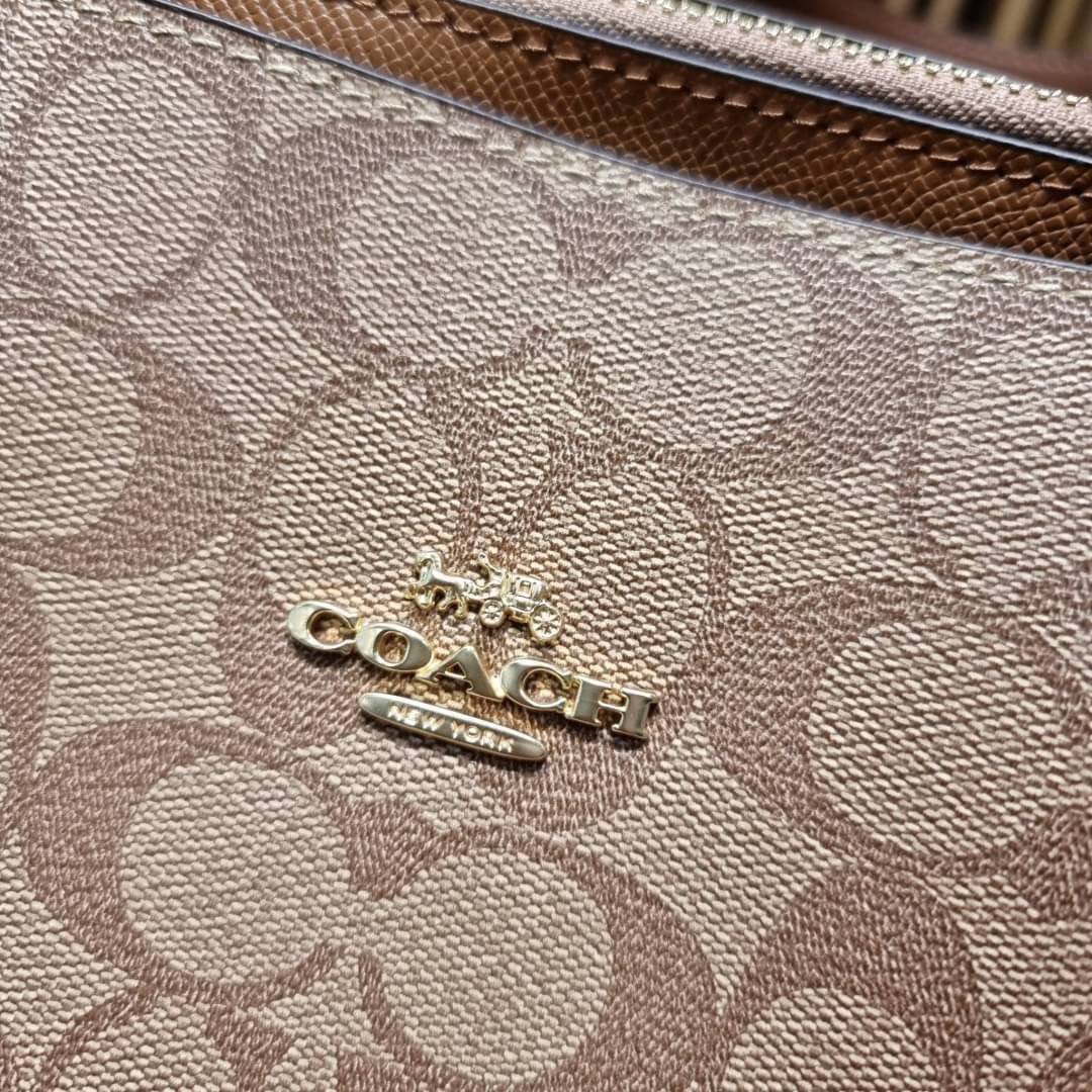 COACH C4075 TATUM CARRYALL IN SIGNATURE CANVAS คอลเลคชั่นใหม่ล่าสุด จัดมาให้ได้สวยก่อนใคร สวยหรูทุกสี!! ลุคผู้ดีต้องมาอีกหนึ่ง กระเป๋าสะพายทรงสวย ที่มาพร้อมสายสะพายไหล่ในตัว และสายครอสบอดี้สำหรับสะพายข้าง วัสดุหนัง crossgrain สวยคมมากๆ ตัวกระเป๋าถูกแบ่งเป