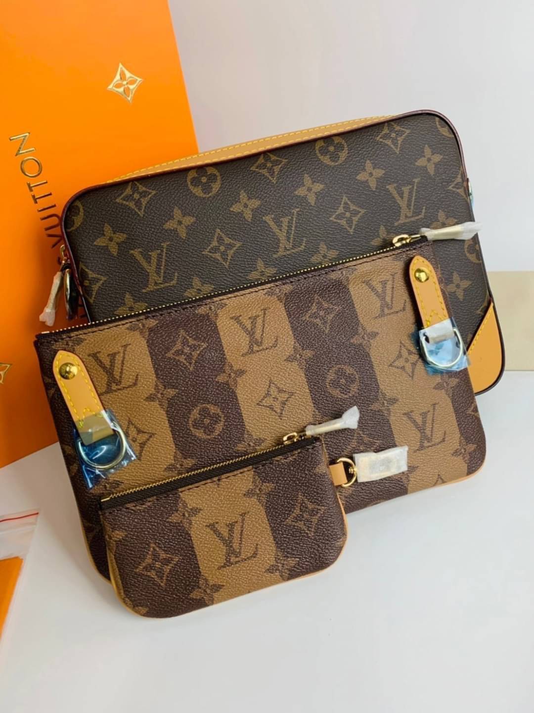 LV Trio messenger เกรดใช้งานสลับใบจริงได้ เทพออริจินอล เนื้องานสวยงาม หนังแท้ ใช้ได้ทั้งชายหญิง ภาพสินค้าถ่ายจากงานขายจริงใช้งานต่างประเทศได้