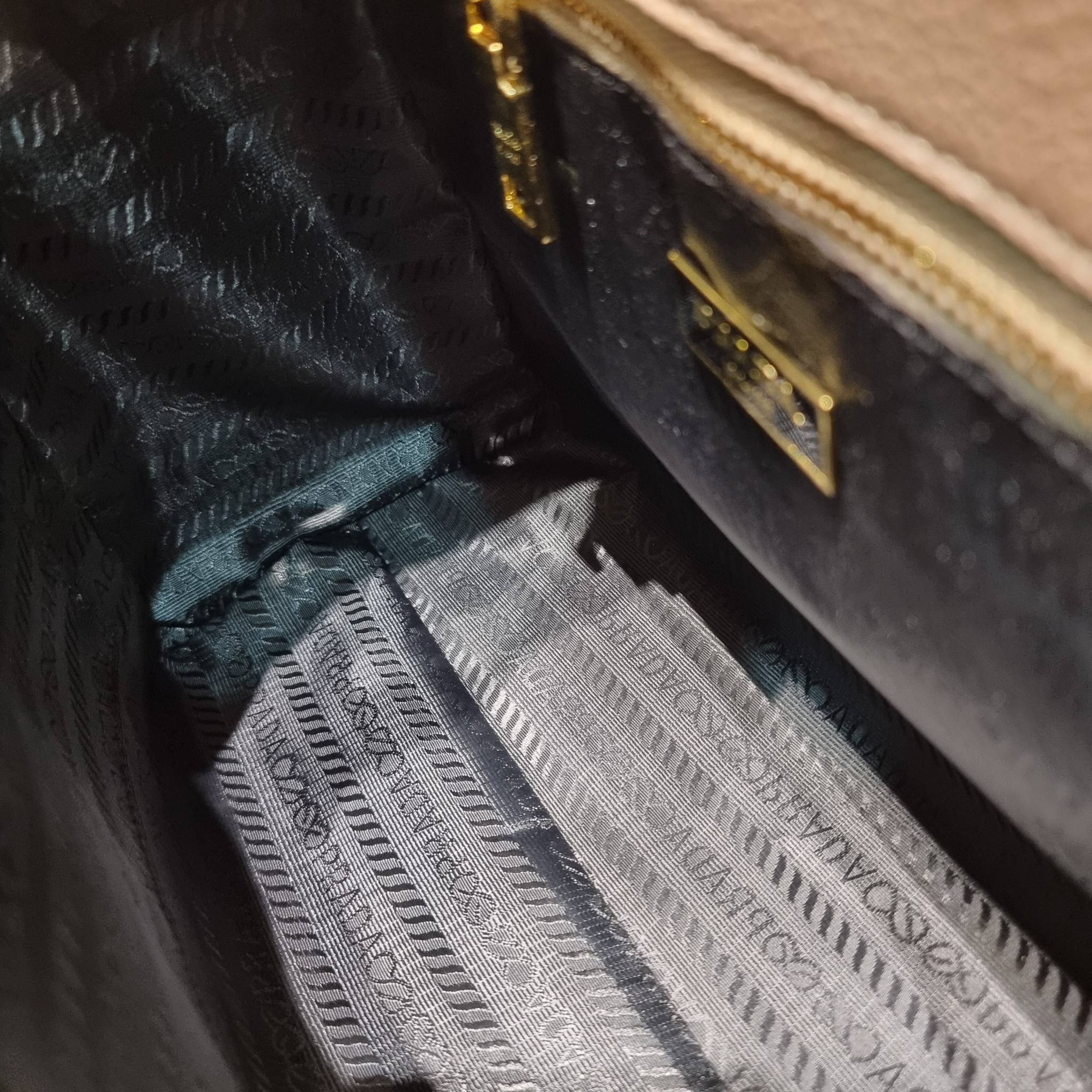 PRADA Saffiano leather bag / Prada leather bag กระเป๋าถือ/สะพายล่าสุด ที่ดีไซน์เรียบหรู สวยคมชัด เต็มไปด้วยดีเทลน่าใช้ สายคล้องไหล่ที่สามารถถอดออกได้