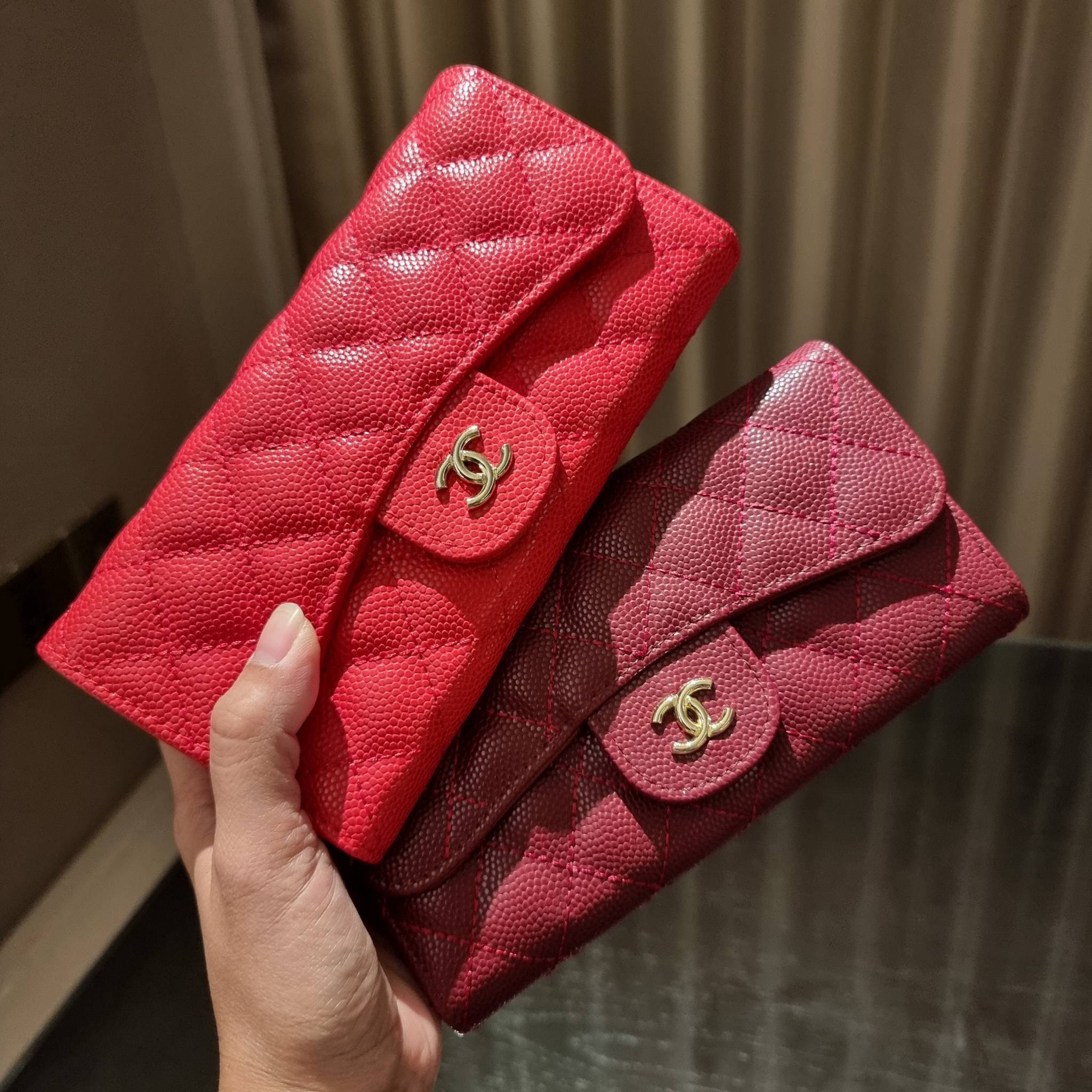 VIP 】กระเป๋าสตางค์ใบยาวรุ่นฝาพับที่ถามหากันมากที่สุด!! สวยรับทรัพย์จาก Chanel วัสดุหนังลายคาร์เวีย ลุคผู้ดีที่สุด เปิด-ปิดด้วยกระดุมแม่เหล็ก ภายในกระเป๋ามีช่องใส่บัตรได้เยอะ ใส่ธนบัตร ใส่เหรียญได้ มีช่องซิปแยกอีกหนึ่งช่อง ดีไซน์เรียบหรูดูคลาสสิค!! สาวๆห้า