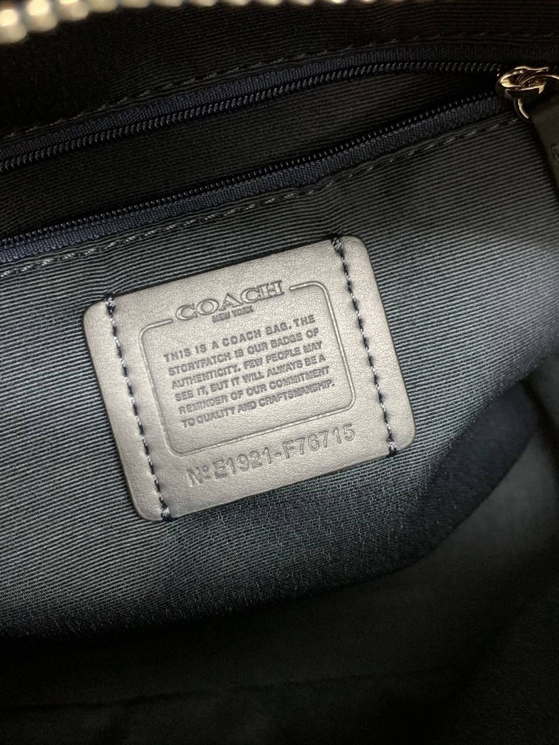 COACH JORDYN BACKPACK IN BLOCKED SIGNATURE ((76622//76624//76715)) พร้อมส่ง กระเป๋าสะพายหลังแบบมีหูหิ้ว หนังแท้ หนังนิ่มอย่างดีเลยค่า ด้านหน้ามีช่องซิปหนึ่งช่องสำหรับใส่ของจุกจิกนะคะ เปิดปิดช่องหลักแบบซิปคู่ หัวซิปมีหนังห้อยมาให้ ภายในกระเป๋าโล่งใส่สัมภาร