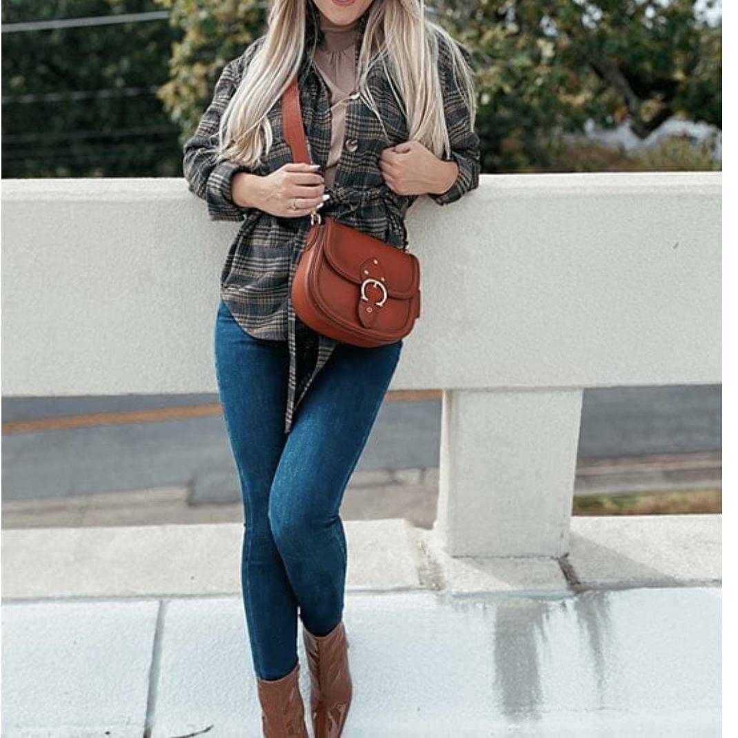 COACH C0749 BEAT SADDLE BAG The best item! ที่สาวๆรอคอย! ฮอตไฟลุก! สีหายาก ละมุนคุณหนู คอลเลคชั่นใหม่ ดีไซน์หรูหรา พิเศษมากๆมาพร้อมสายสะพาย 2 เส้น ใช้คู่กันหรือแยกสะพายก็สวยครบสูตร กระเป๋าสะพายทรง saddle คลาสสิค วัสดุหนัง glove-tanned ทนทาน เปิด-ปิดด้วยกร