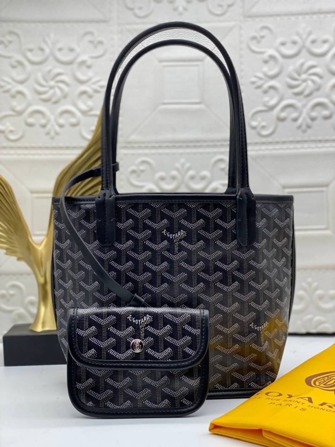 9 สี GOYARD ANJOU TOTE MINI / Goyard Mini Tote เกรดออริจินอลสลับแท้ ใช้งานต่างประเทศได้ ฮอตไอเท็ม กับกระเป๋าสะพายทรงโท้ท ไซส์มินิ กะทัดรัด มาครบสีขายดี เลิศทุกสี รูปทรงคลาสสิค ดีไซน์เป็นเอกลักษณ์ ใช้งานได้หลากหลาย