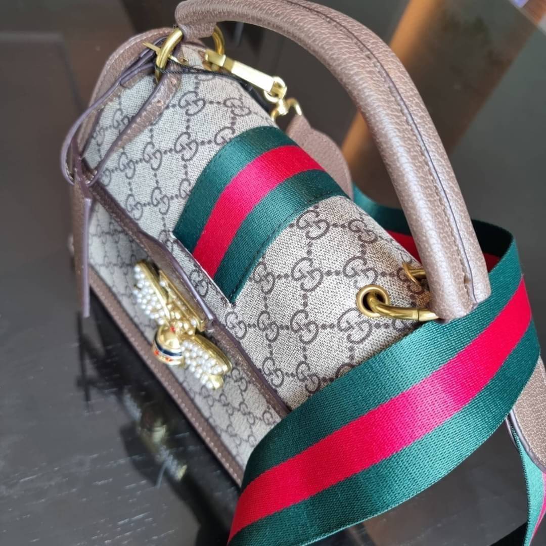 VIP 】กลับมาแล้วจ้า อีกรุ่นพรีเมี่ยมกิ๊ฟสุดฮิต!! หรู ดูผู้ดี!! GC CROSSBODY STRAP BAG WITH GWP กระเป๋าสะพายข้าง ดีไซน์สวย โดดเด่นไม่ซ้ำใคร วัสดุหนังแคนวาส เปิด-ปิดด้วยตัวกดล็อครูปผึ้ง (ผึ้ง) น่ารักมากๆ!! แถมฟรี!! แท็กพวงหนังห้อยเก๋ๆ ภายในกระเป๋าเป็นช่องโล่