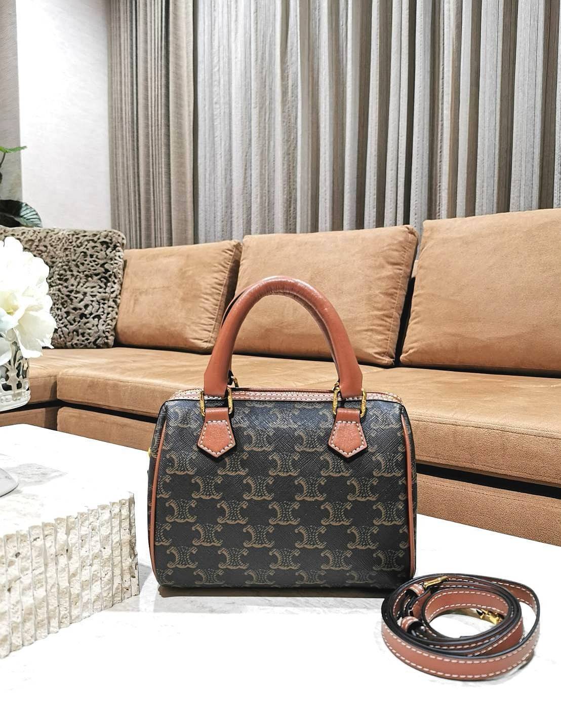 CELINE MINI CROSSBODY BAG VIP วัสดุ Triomphe Canvas สวยอยู่ทรงดีไซน์ยอดนิยมทรง Speedy ไม่มีเอ้าท์ค่ะ เปิดปิดด้วยซิปแบรนด์อะไหล่ทอง ใส่กระเป๋าสตางค์ มือถือ ของจุกจิกได้เยอะ หูจับแข็งแรงพับลงได้ พร้อมสายหนังยาวปรับระดับได้ถอดได้ อะไหล่แบรนด์สีทองหรูมีโลโก้ 