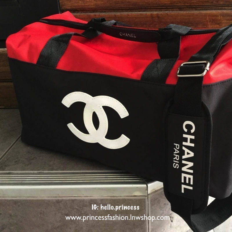 CHANEL VIP GIFT Large Travel Bag กระเป๋าเดินทาง Gift With Purchase รุ่น Limited พรีเมี่ยมกิ๊ฟของเเท้จาก Chanel Perfumes Counter วัสดุ NYLON เนื้อหนาสีทูโทนดำแดงสกรีนโลโก้ด้านหน้า เปิดปิดด้วยซิป หัวซิปแบรนด์ ใบใหญ่จุใจ พิเศษ! มีช่องใส่รองเท้าด้านข้างแยกเป็