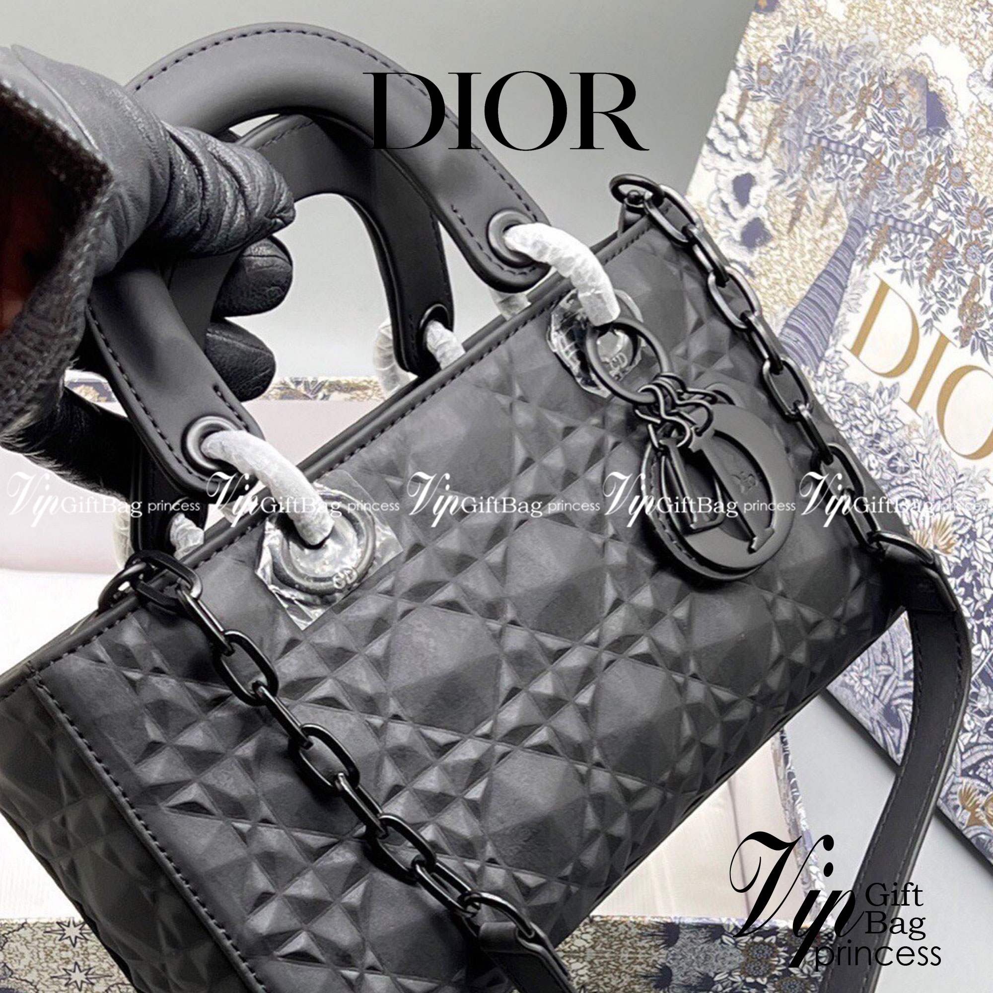 หนังแท้ DIOR LADY D-JOY BAG Cannage Calfskin with Diamond Motif กระเป๋าสะพาย ของความสง่างามเอกลักษณ์ Lady Dior รังสรรค์ขึ้นจากหนังลูกวัว Cannage ที่มีลวดลายเพชร เสน่ห์ที่ประดับประดาอย่างหรูหรา มีสายสะพายโซ่แบบถอดได้ ภาพสินค้าถ่ายจากงานขายจริง ใช้งานต่างปร