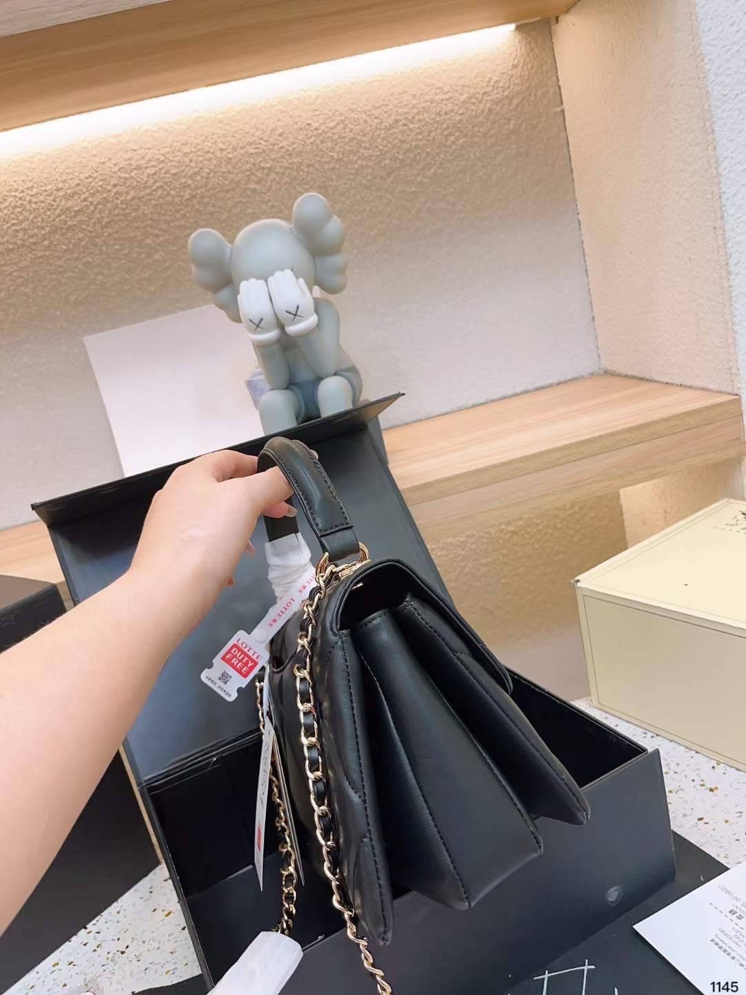 Chanel Trendy CC Handle Flap Bag 10" / Chanel Bag พร้อมส่ง กระเป๋าสะพายสุดคลาสสิคพร้อมมือจับในตัว งานหนังเรียบ อะไหล่ทองสวยมาก มาพร้อมกล่อง อปก ครบเซ็ท รอบนี้จัดราคาพิเศษสุดคุ้มค่ะ