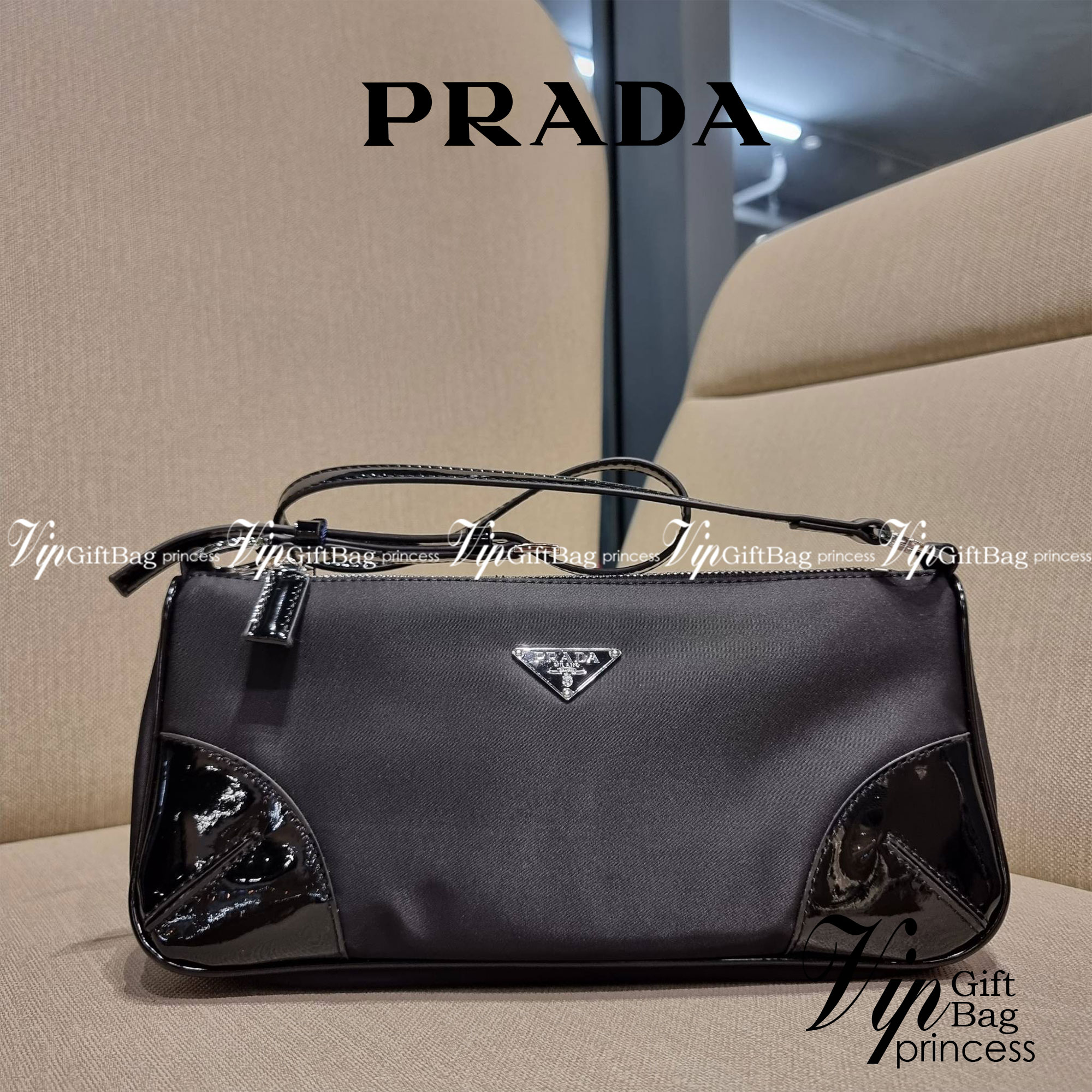 PRADA TESSUTO POCHETTE BAG กระเป๋าทรงพอช ดีไซน์ทรงยาวสุดล้ำ อัพลุคให้ดูแพงไปอีกด้วยดีเทลแต่งขอบด้วยหนังแก้ว วัสดุหลักตัวกระเป๋าเป็นไนล่อนคุณภาพดี เปิด-ปิดด้วยซิป พกพาง่ายด้วยสายสะพายในตัว ที่สามารถปรับได้อีก ภายในเป็นช่องโล่ง ใส่โทรศัพท์ได้ทุกรุ่น กระเป๋า