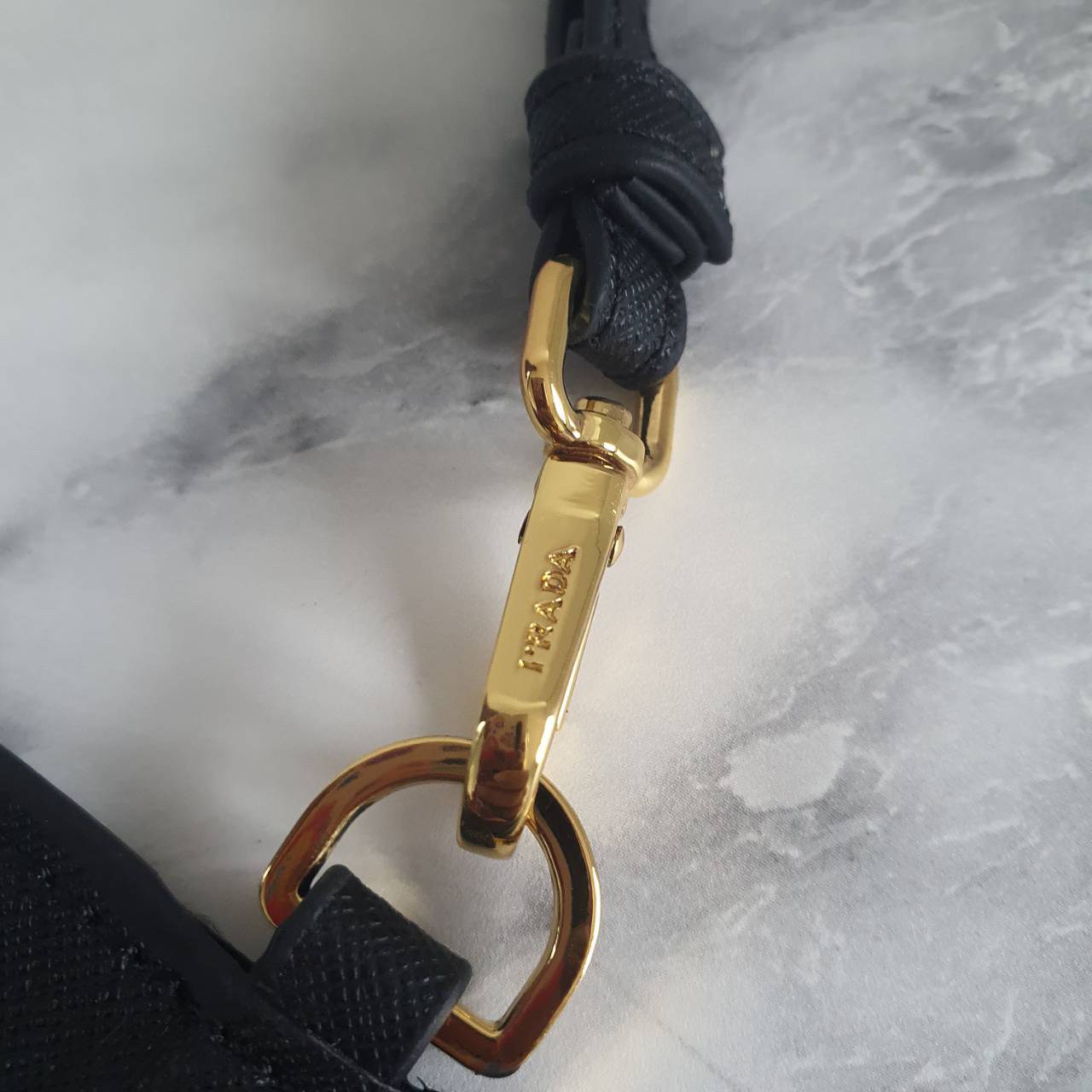 สิ้นสุดการรอคอย!! พร้อมส่งที่ไทยแล้วค่ะ สายคล้องบัตรสุดคลาสสิค จากงานพรีเมี่ยมกิ้ฟท์แบรนด์ดังอย่าง PRADA วัสดุหนังพรีเมี่ยม SAFFIANO อะไหล่ทอง ปั้มแบรนด์ ด้านหน้ามีช่องใส่บัตร1ใบ ประกับโลโก้PRADA และด้านหลังใส่บัตรได้อีกหนึ่งใบ(แบบใส) สำหรับโชว์บัตร ไอเท็