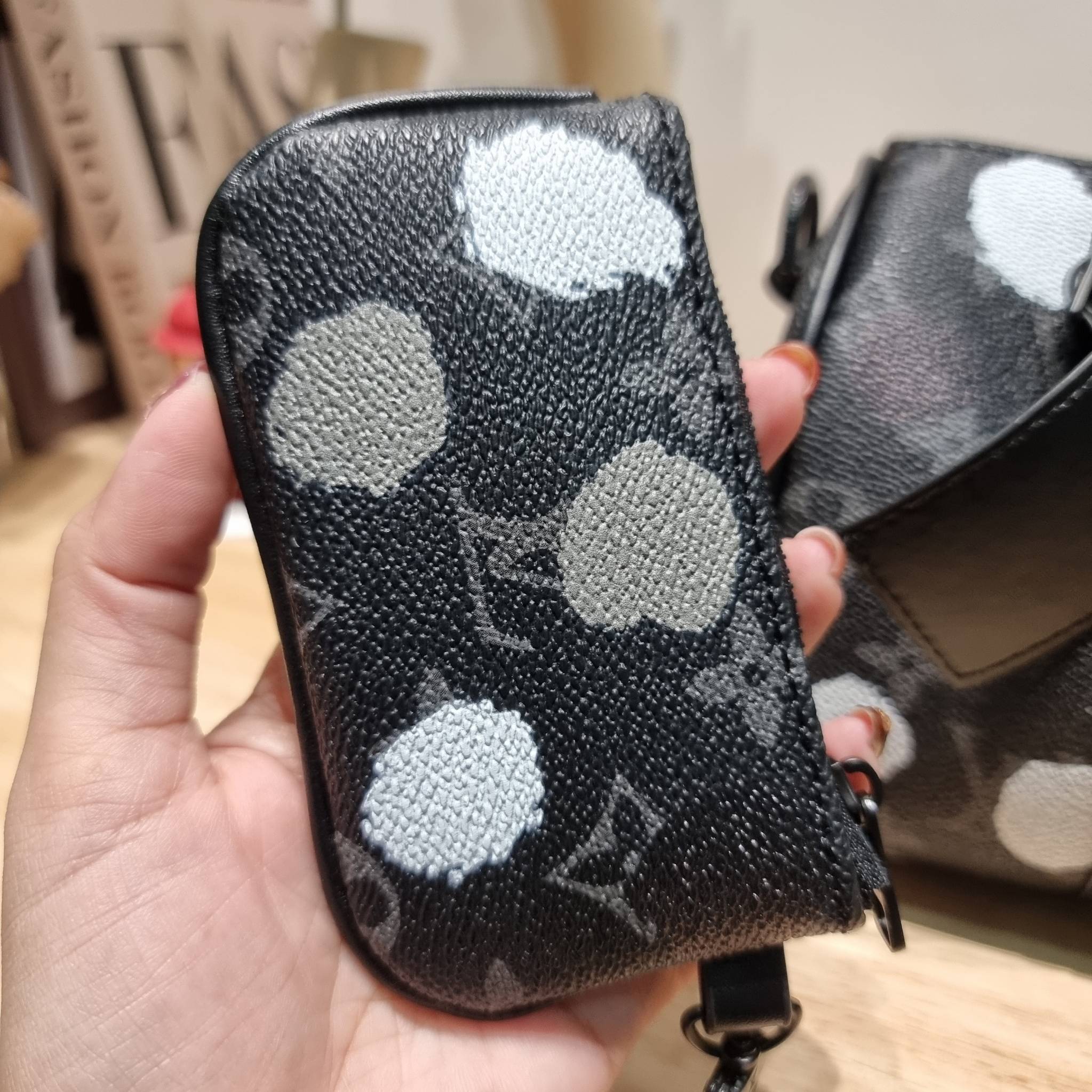 LV x YK KEEPALL BANDOULIERE 25 BAG ย่อส่วนความเท่ให้สะดวกกับชีวิตประจำวัน กับกระเป๋าสะพาย ทรงกระเป๋าเดินทางสุดคลาสสิค ด้วยดีเทลความเป็นเอกลักษณ์ เรียบแต่หรู