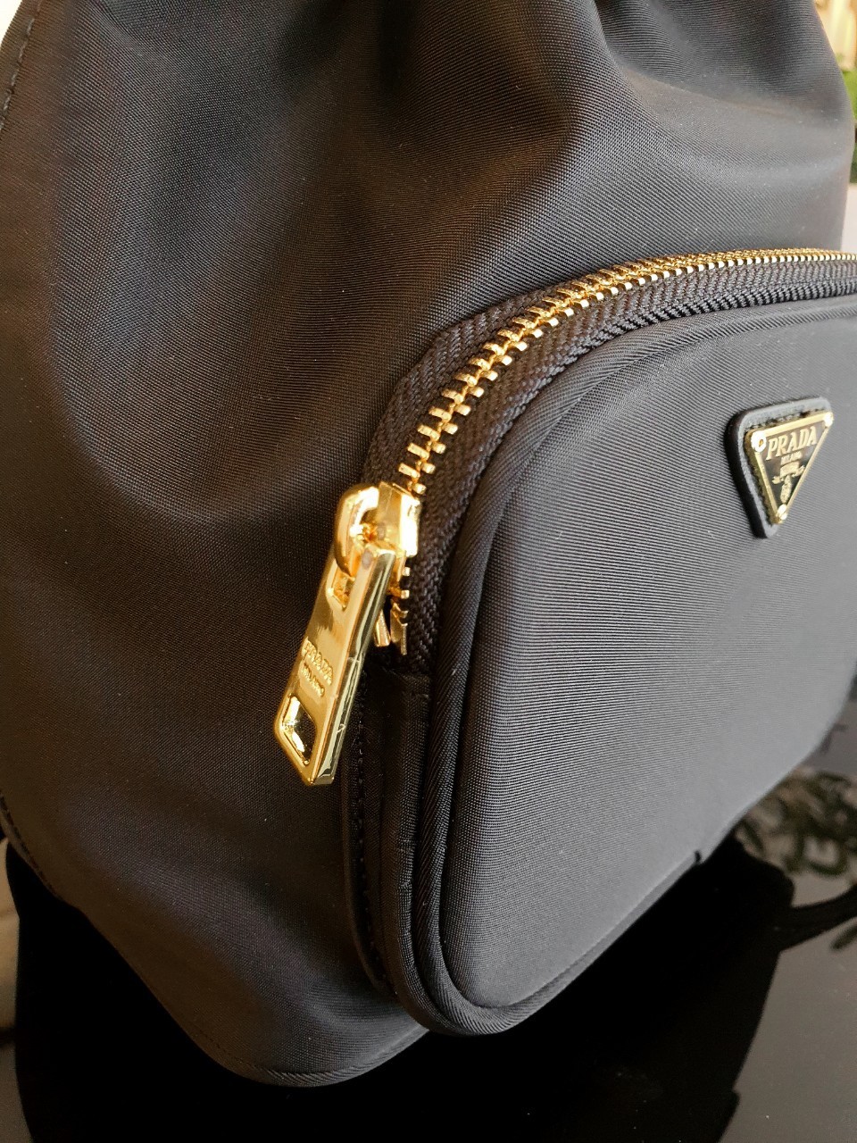 Prada Nylon Bucket Bag Black ใครๆก็หลงรัก **ทรงขนมจีบน่ารัก 🐰 กระเป๋าผ้า PRADA NYLON SILK เนื้อหนา ตัวกระเป๋าอยู่ทรงสวย ซับในอย่างดี จุดเด่นคือ กระเป๋าสามารถ จุของได้เยอะมาก น้ำหนักเบา