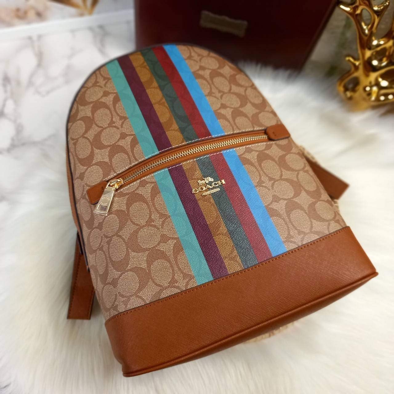 COACH KENLEY BACKPACK IN SIGNATURE CANVAS WITH STRIPE (COACH C5795)🌈🍁กระเป๋าเป้ กระเป๋าสะพายรุ่น Unisex ที่ใช้ได้ทั้งชายและหญิง รูปทรงสวย ขนาดกำลังดี// วัสดุแคนวาสคุณภาพ ผสมหนังแท้ ลาย SIGNATURE//เปิด-ปิด ด้วยซิบ ด้านในโล่งกว้าง จุของได้เย