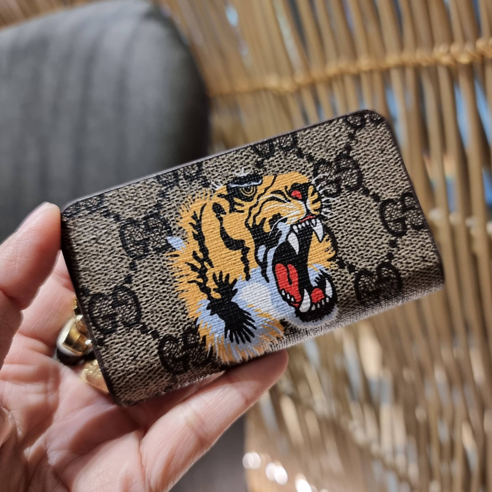 VIP 】SUPER EXCLUSIVE GC GWP KEY FOB WITH GIFT BOX 🎊🐯🐍 ต้อนรับปีแห่งความปัง!! กระเป๋าเก็บกุญแจรุ่นพิเศษ!! เอ็กซ์คลูซีฟมาก!! วัสดุหนังแคนวาส ปั๊มลายคมสวย!! เปิด-ปิดด้วยซิปปั๊มแบรนด์ มีหัวพวงกุญแจห้อย สำหรับเกี่ยวเข้ากับกระเป๋าใบใหญ่