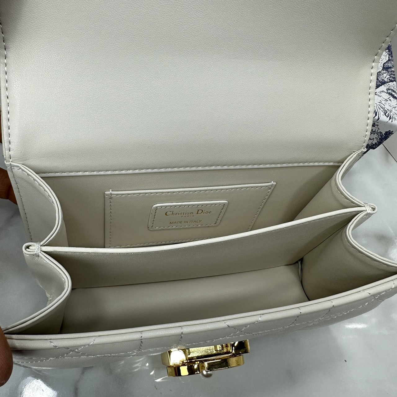 8" DIOR Mini Dior Ange Bag / Dior Clutch Bag Macrocannage CD clasp with white resin pearl กระเป๋าถือพร้อมสายสะพาย ประดับตัวล็อคมุก สวยงามเหนือกาลเวลา เกรดออริ 1:1