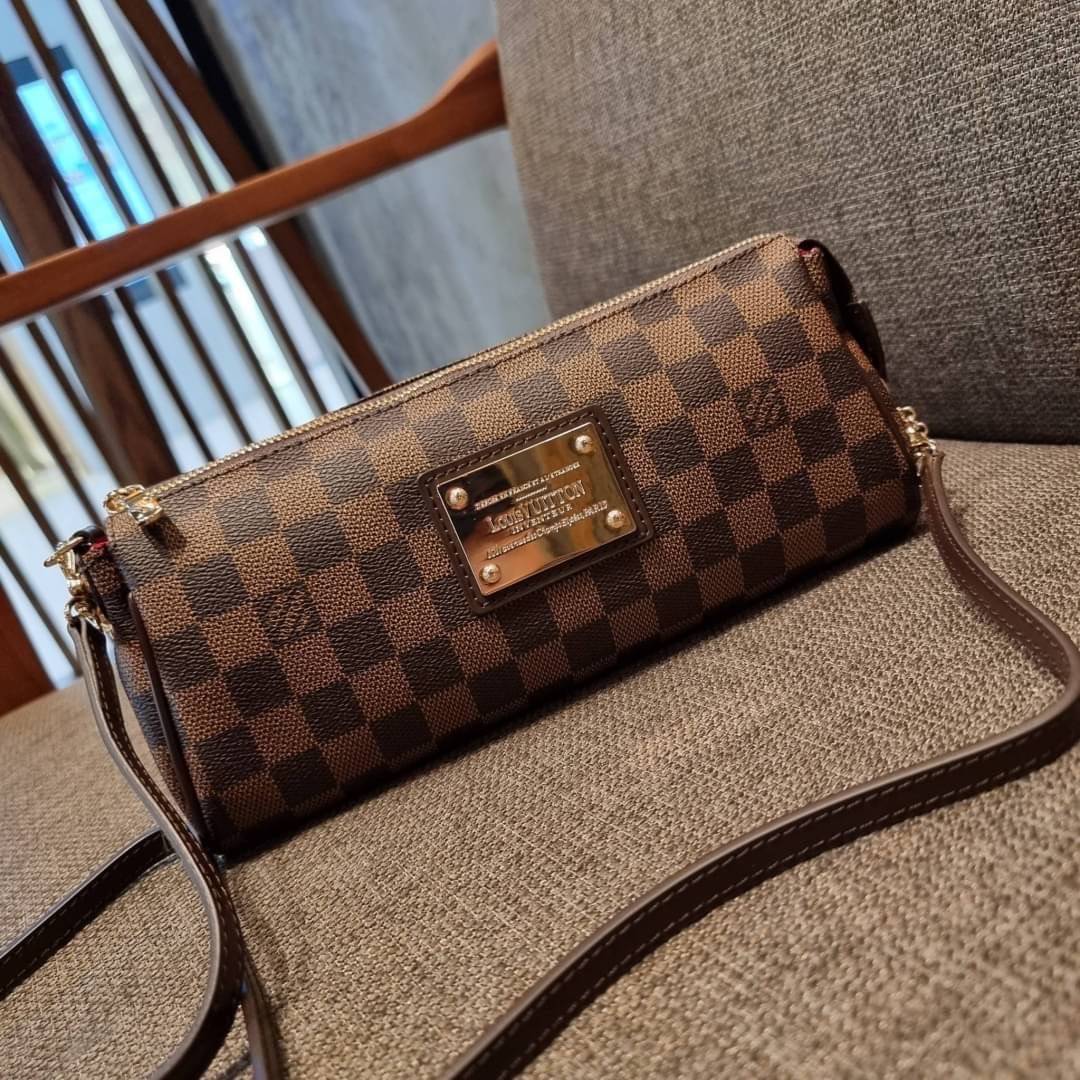 LV CROSSBODY CLUTCH BAG WITH CHAIN / LV Eva Clutch Crossbody Bag กระเป๋าสะพายวีไอพีพรีเมี่ยม วัสดุหนังแคนวาสคุณภาพ โลโก้เพลทอะไหล่ทอง คมชัด หรูหรา เปิด-ปิดกระเป๋าด้วยซิป ภายในเป็นช่องโล่ง ใส่ของใช้สำคัญได้สบายๆ มือถือ พาวเวอร์แบงค์ เครื่องสำอางค์ ของจุกจิ