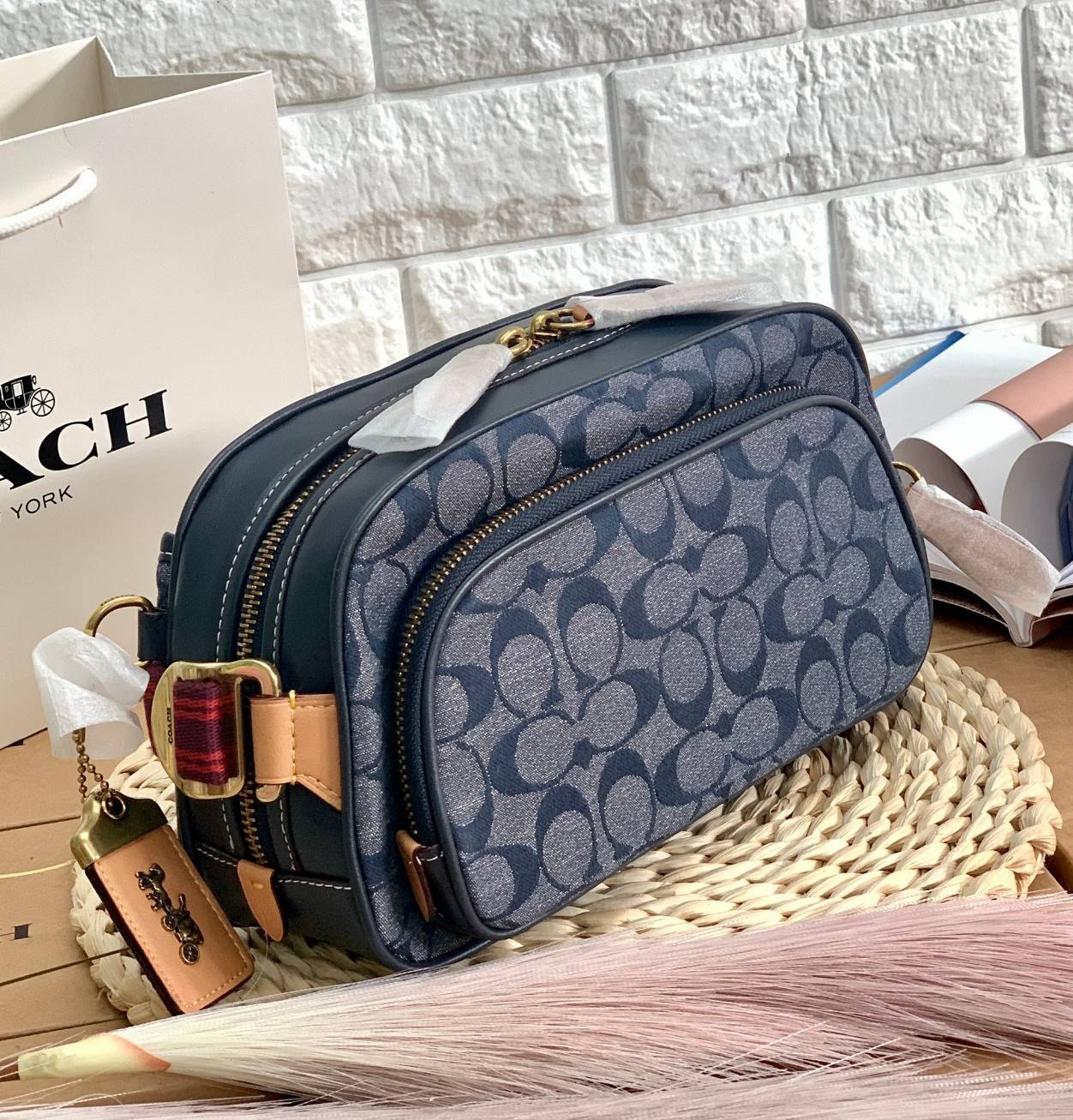 COACH BELT BAG IN SIGNATURE CHAMBRAY (3685) ❤️ใช้ได้ทั้งชาย//หญิงค่ะ กระเป๋าคาดอก วัสดุผ้าแคนวาส+หนังแท้ค่ะ ด้านหน้ามีช่องซิปขนาดกลาง ใส่มือถือได้ค่ะ ช่องซิปหลักเปิดปิดแบบซิปคู่ ภายในกว้าง ใส่ของจำเป็นได้ครบเลยนะคะ มีช่องซิปสำหรับใส่ของจุกจิกให้อีก