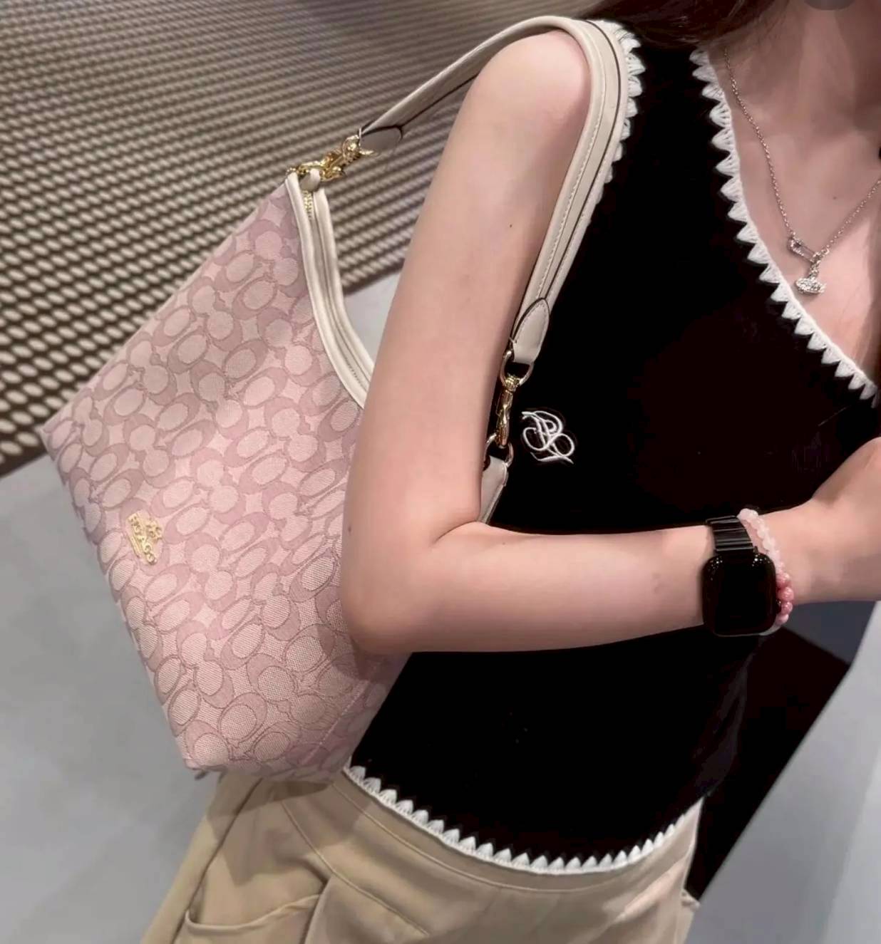ORI หนังแท้ | Coach Laurel Signature shoulder bag กระเป๋าสะพายทรงโท้ท มาใหม่ในโทนสีน่ารักสุดจะคิวท์ มีให้ทั้งสายคล้องไหล่ และสายสะพายข้าง ใช้แมทช์ได้กับทุกลุคทุกสไตล์ ภายในเป็นช่องโล่ง มีซิปและช่องย่อย จุของได้เยอะกว่าที่เห็นมากๆ